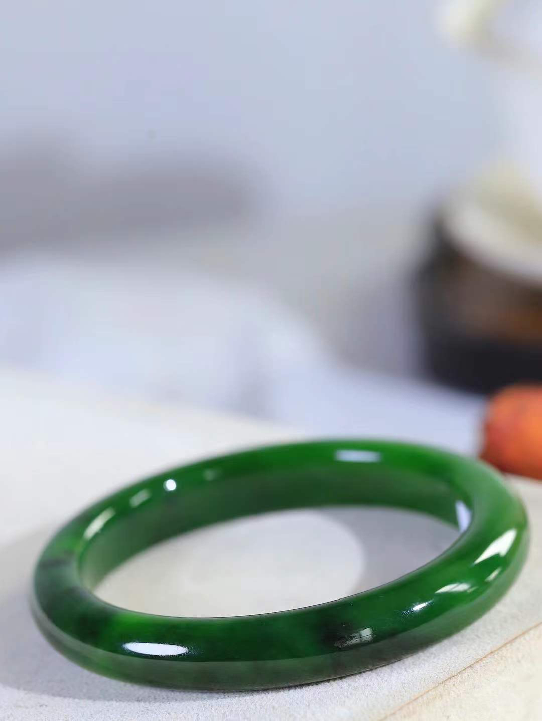 【悠悠芳华.镯】

精品和田玉碧玉手镯 玉质温润 青葱岁月，尽收腕中，婉转流畅，凝岁月悠长。盈一眸恬淡，挽一抹绿意。重50.5克 内径58mm尺寸11.2-8.9mm   86323155A