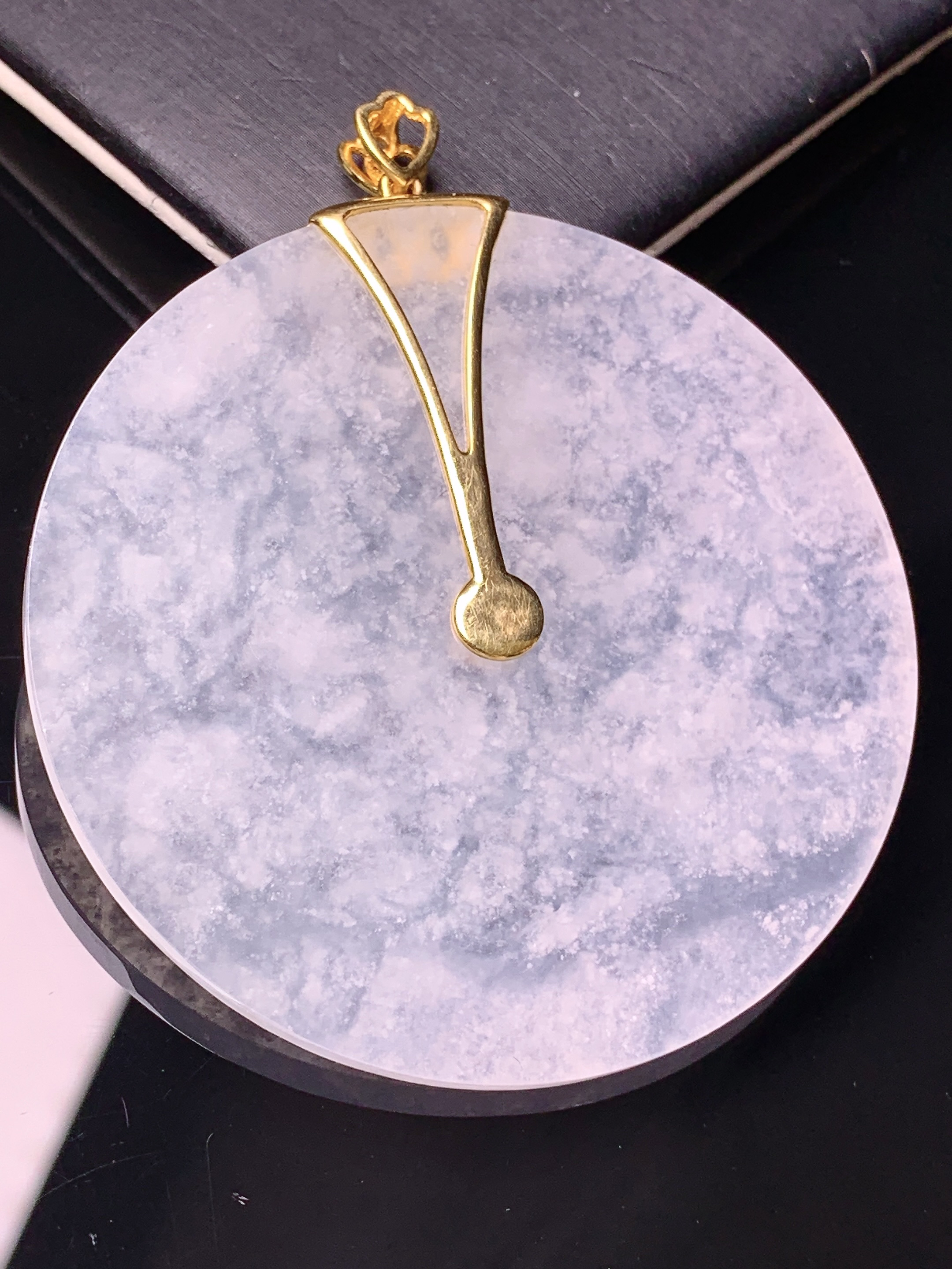 18k金镶嵌冰种雪花棉圆牌吊坠 玉质细腻 色泽艳丽清新 水润亮眼 整体尺寸61.6*54.3*3c1