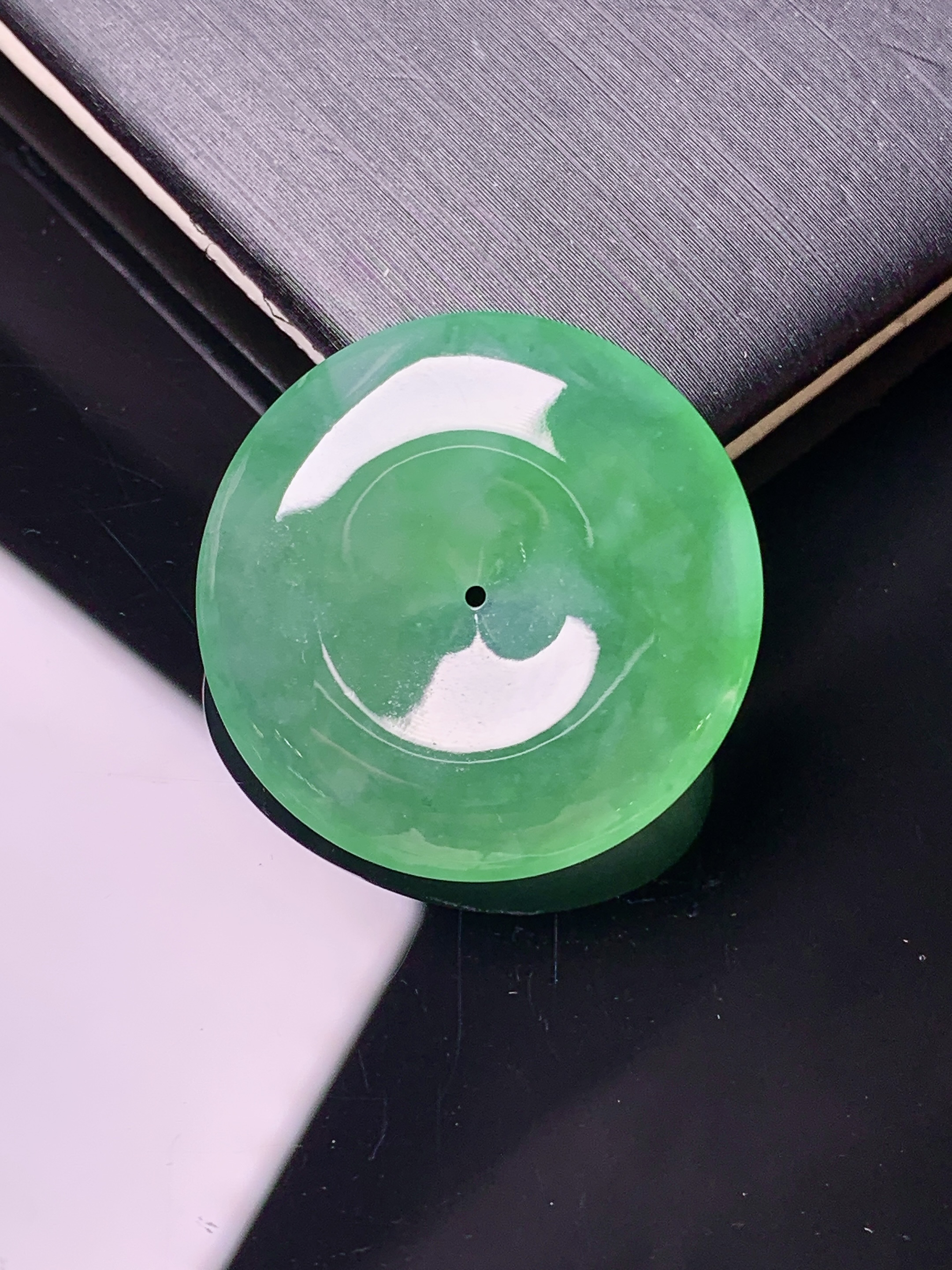 翠绿平安扣吊坠 玉质细腻 色泽艳丽清新 水润亮眼 整体尺寸24.8*3h3