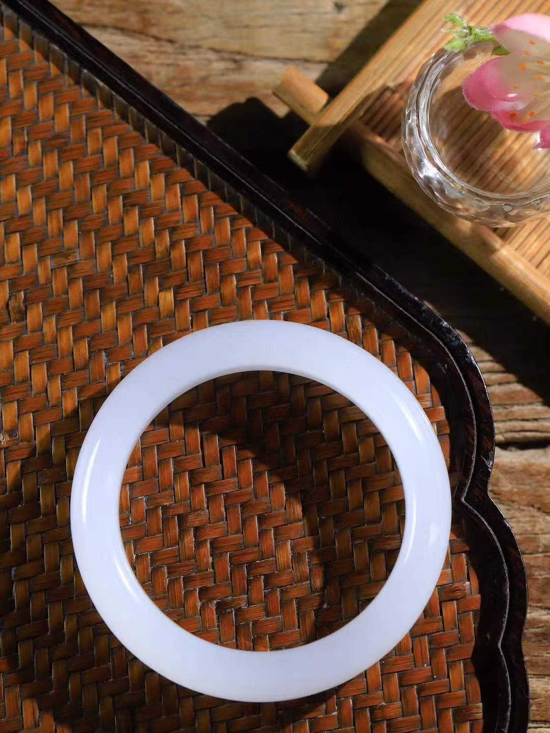 【情有独钟.手镯】

收藏级臻品和田玉白玉手镯 玉质温润细腻 油性十足 手感舒适，高华雅逸，线条流畅，简约大气，美自天成，素雅高贵。佩戴于腕间，婉约之美，举手投足间透出那低调奢华。重91.2克 内径51.5mm 尺寸16-11.2mm   FDT-79353195