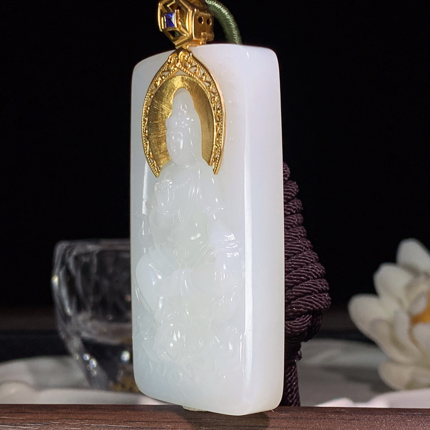 新疆和田玉18k金羊脂白坐莲观音牌挂件 尺寸64/35/11重65.6克，玉质细腻油润 底色纯净 脂