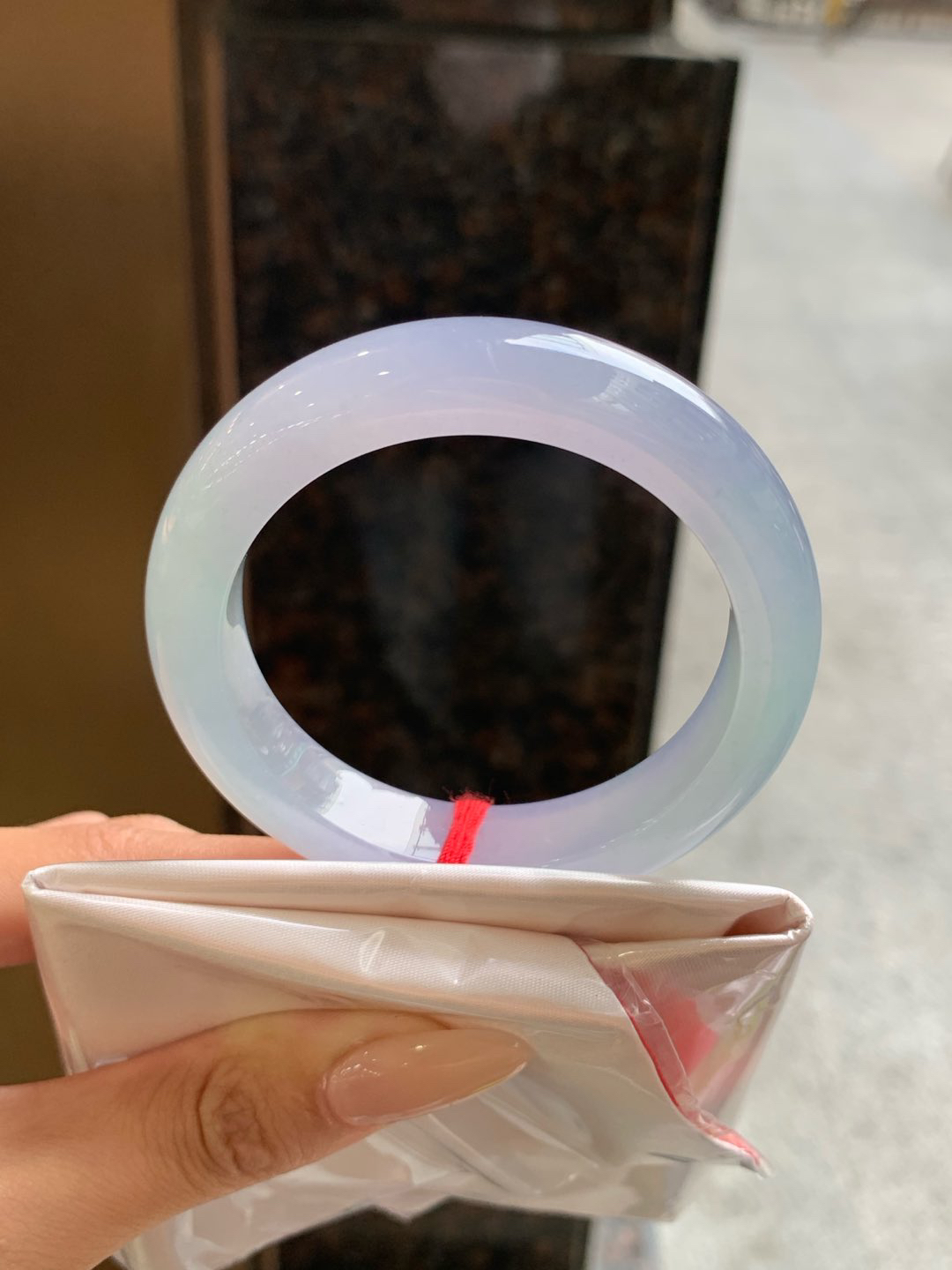 冰双彩正圈53-54可戴，翡翠冰种双彩正圈手镯，漂亮，种水极好，细腻水润，色泽清新淡雅，紫色唯美迷人，高贵优雅，自然光下不失色！