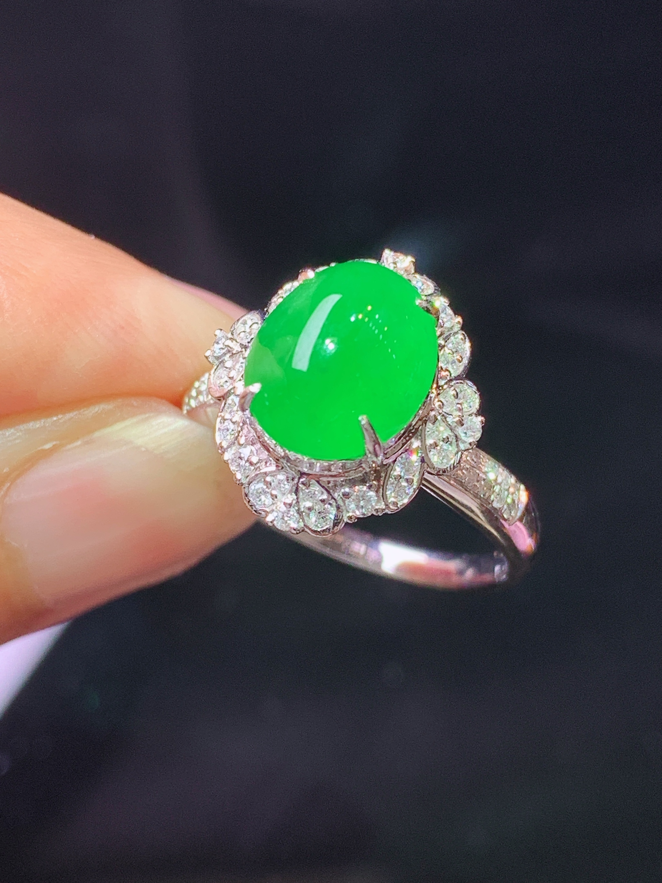 18k金钻镶嵌翠绿蛋面戒指 玉质细腻 色泽艳丽清新 水润亮眼 圈口14 整体尺寸15*13.5*11