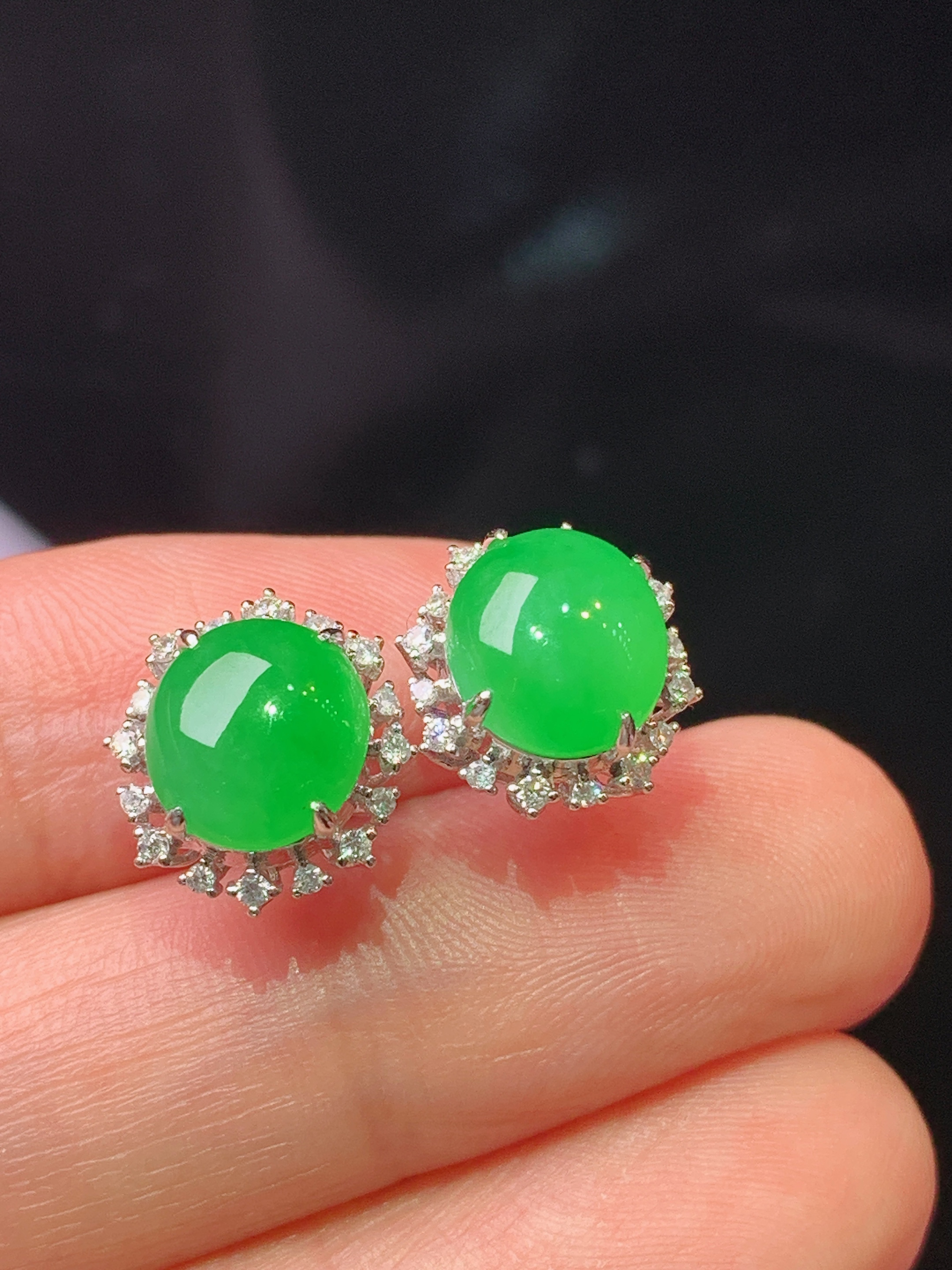 18k金钻镶嵌满绿蛋面耳钉 玉质细腻 色泽艳丽清新 水润亮眼 整体尺寸12.2*11.2*7.5f1