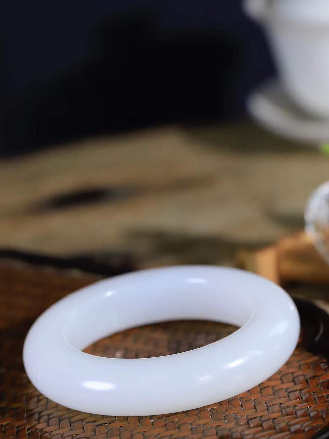 【花样年华·手镯】

收藏传家级臻品和田玉白玉手镯，质地油润细腻，色泽高贵典雅，镯型古朴典雅。在诗情画意的雨巷相遇，你是我腕间的一抹风情，有你眸有深情，清风荡漾湖间静水，我愿俯身低眉，在烟波涟漪处，寻你深情倩影。内径52mm尺寸15.3-12.7mm 重95.6克fDT-78383141