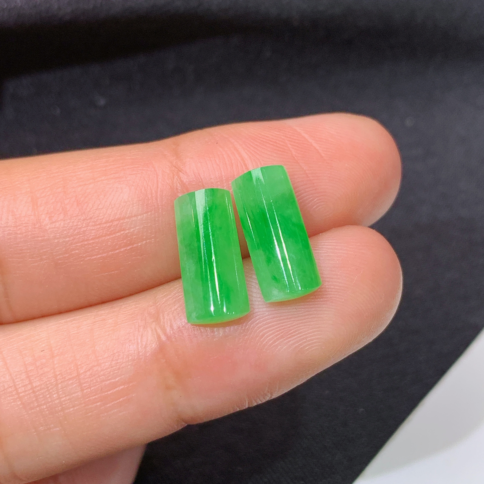 冰阳绿马鞍一对，镶嵌佳品，冰润色阳，种水足，Ht 尺寸12.1*5.3*2.5