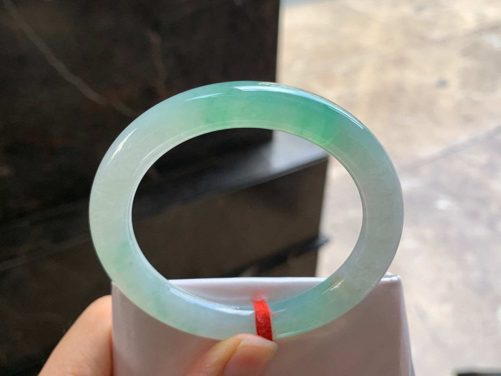 52-9

晴绿圆条手镯^_^色阳 水润