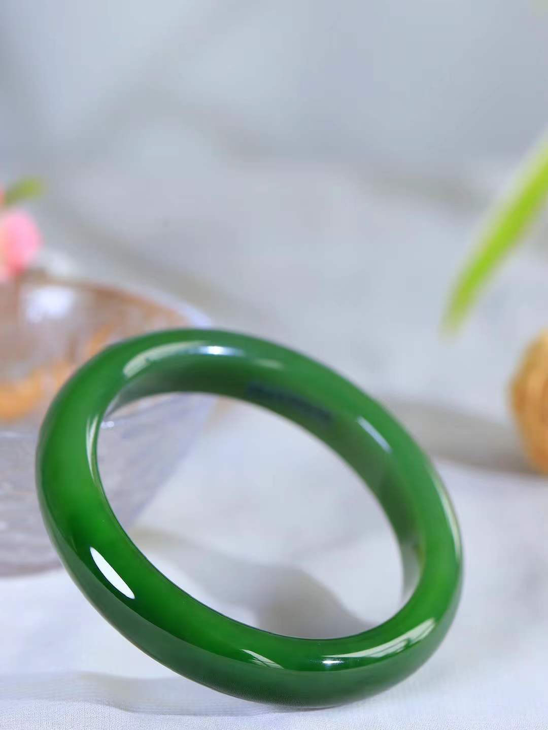 【碧色荡漾·手镯】

收藏级臻品和田玉碧玉手镯，玉质细腻温润，手感舒适，️线条流畅，简约大气，美自天成，佩戴于腕间，婉约之美，举手投足间透出那份低调奢华，醉人心扉。重64.5克  内径圈口59.5mm  尺寸13-9mm  FDA-66372433