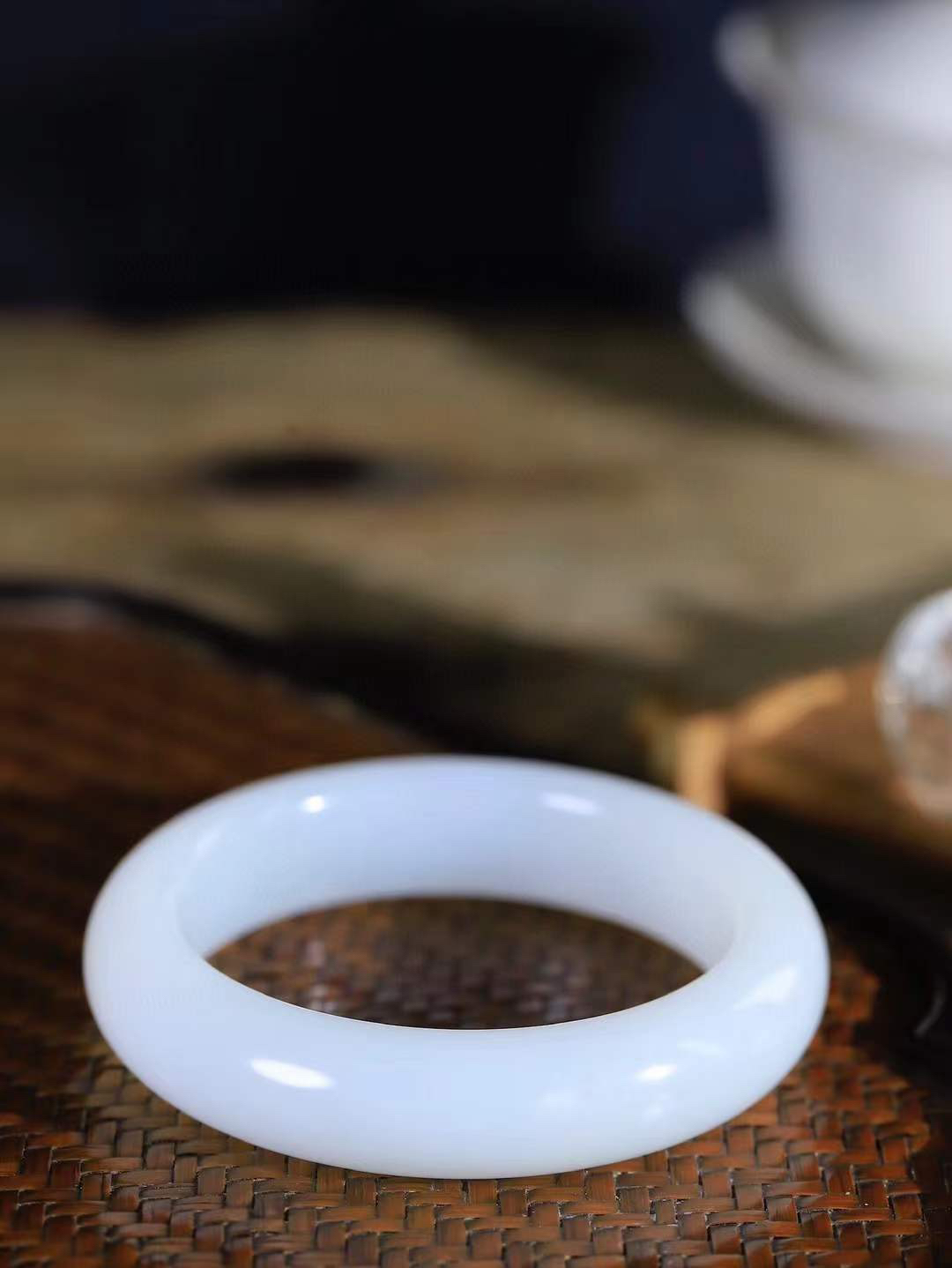 （一见倾心.手镯）

收藏级臻品️和田玉白玉手镯，玉质温润细腻 油性十足 手感舒适，高华雅逸，线条流畅，简约大气，美自天成，素雅高贵。佩戴于腕间，婉约之美，举手投足间透出那低调奢华。重84克  尺寸59-15.3-10.4mm16353130T