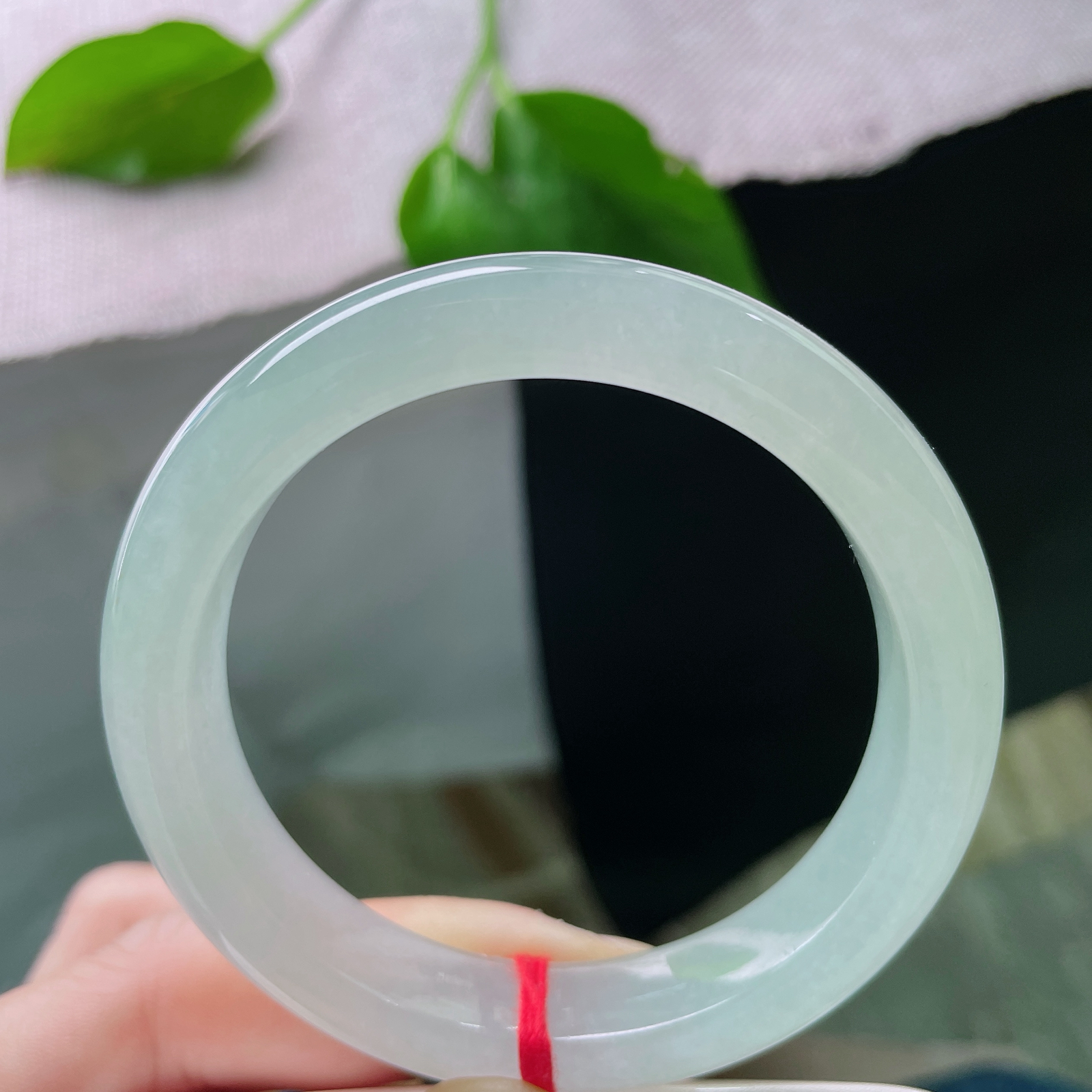 53.2/11.5/8.2，冰晴底正圈，是“清冷”与“治愈”的极致平衡。指甲纹不显，洒金，ss495