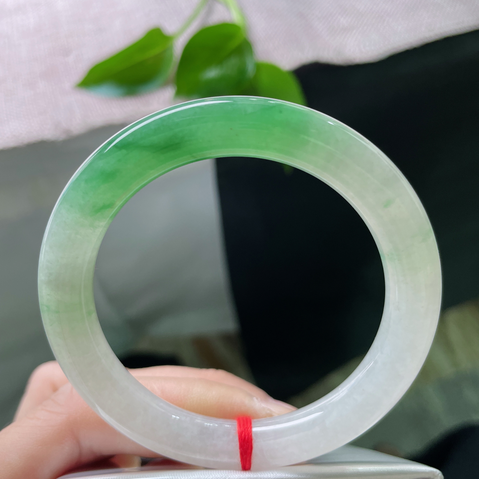 52.3/9.2飘绿圆条，水润细腻，翠色伊人，郁郁葱葱，沙眼，贵气。