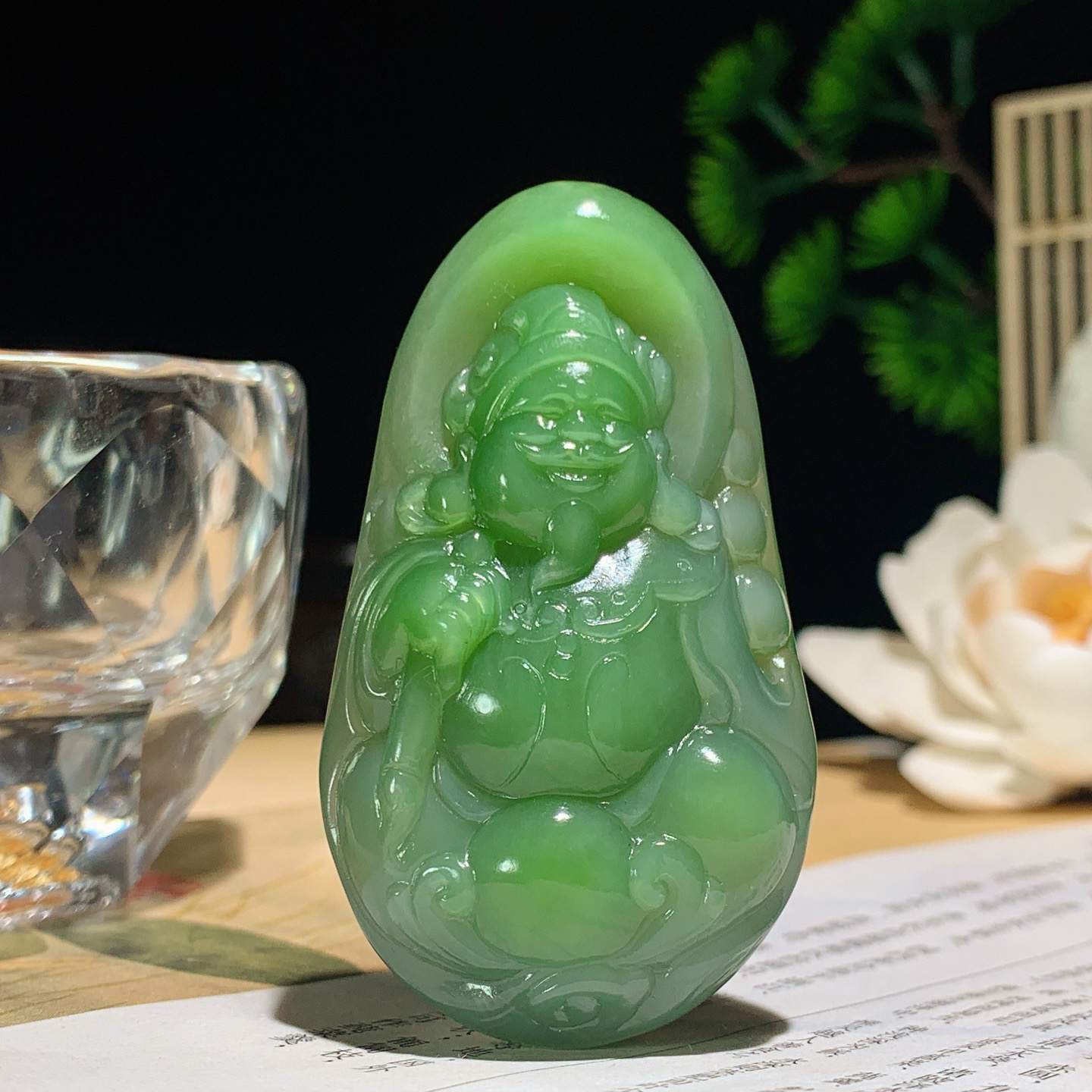 和田玉阳绿俄罗斯碧玉财神挂件 尺寸58/33/14重36.5克，玉质细腻油润 底色纯净 脂粉好，品质