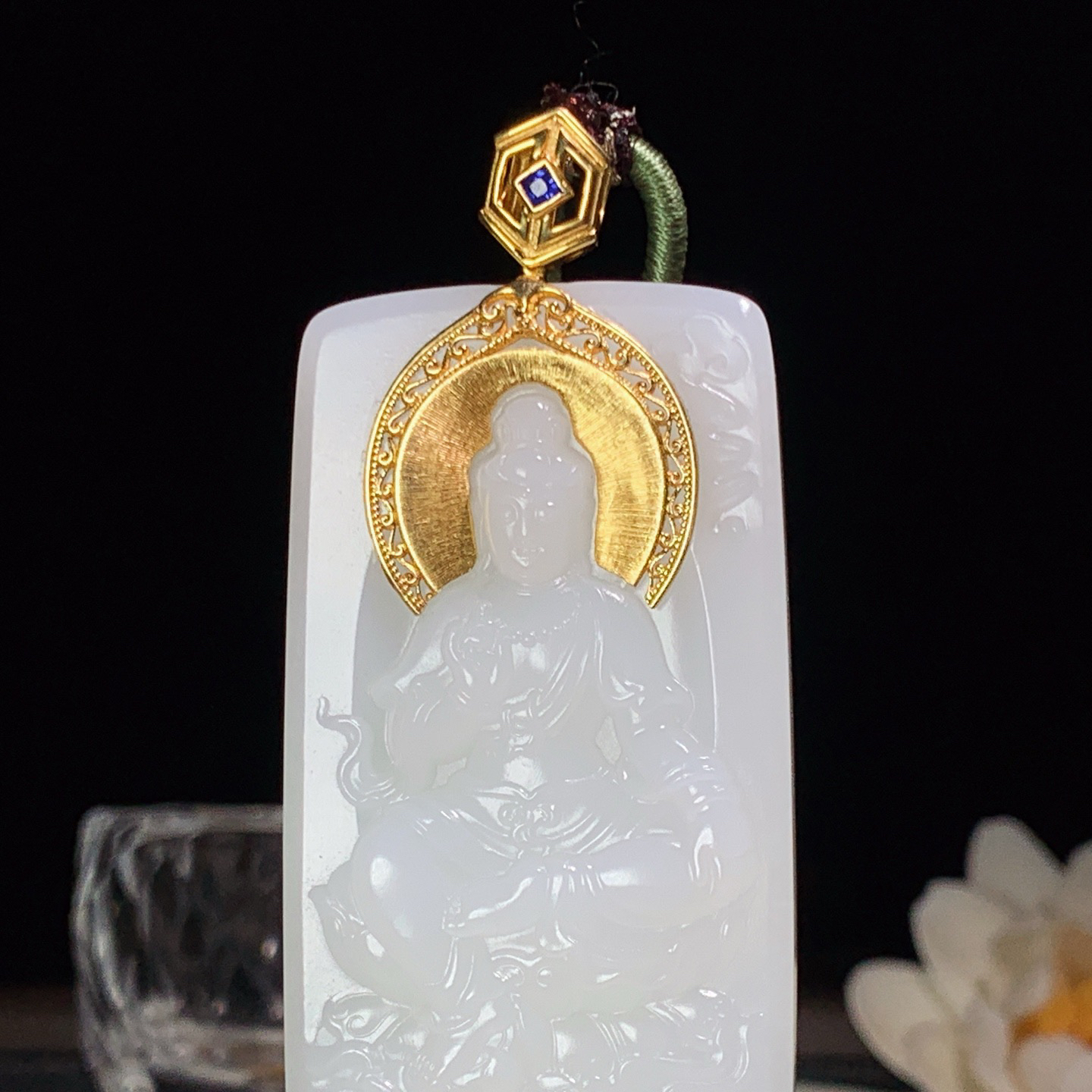 新疆和田玉18k金羊脂白坐莲观音牌挂件 尺寸64/35/11重65.6克，玉质细腻油润 底色纯净 脂粉好，品质好！lt260330