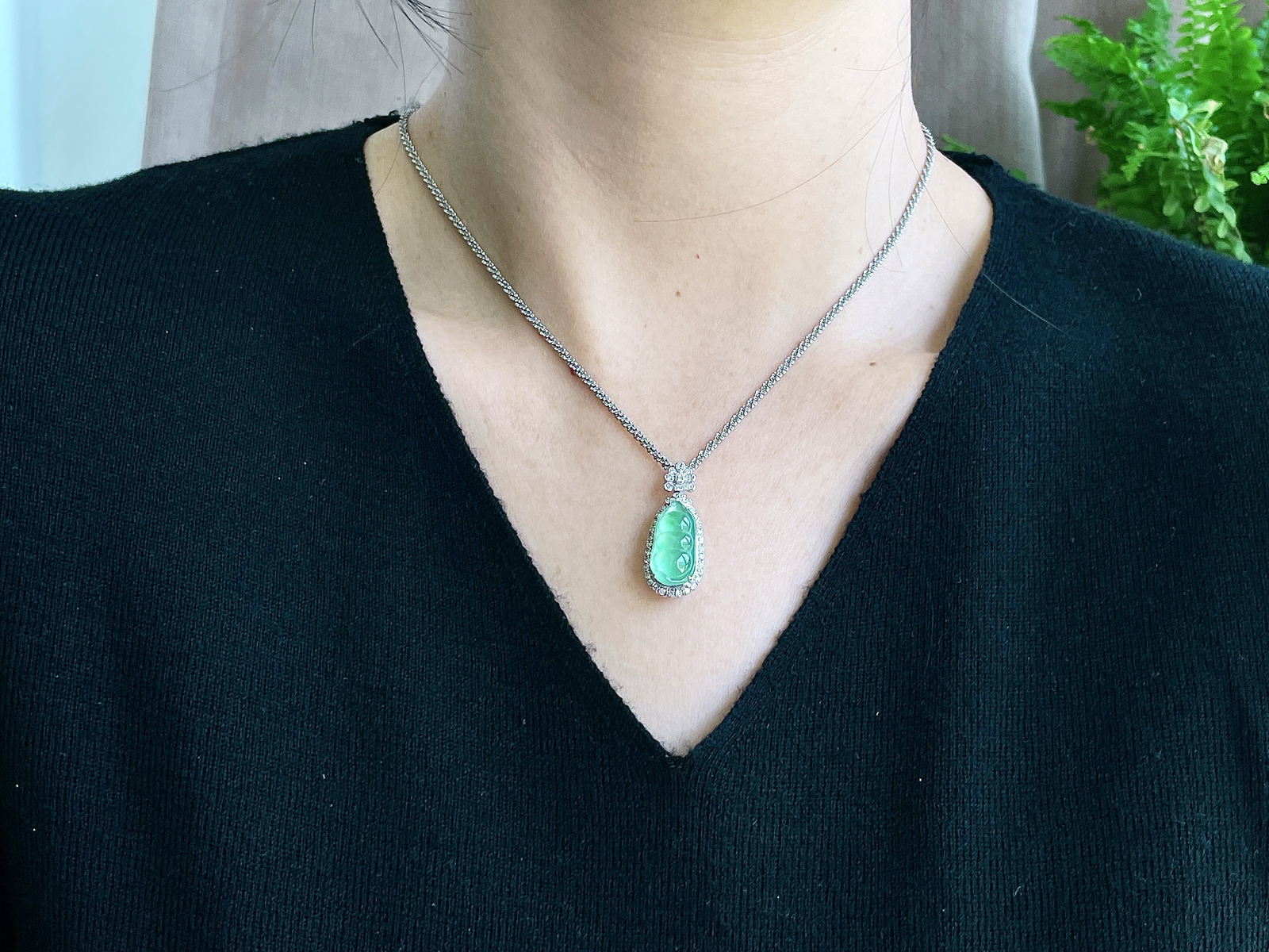 【镶嵌】高冰晴绿豆子晴绿福豆吊坠  
【说明】缅料 18k金镶嵌 性价比高  
【整体】29-12.3-10
【裸石】18-9.4-4.2