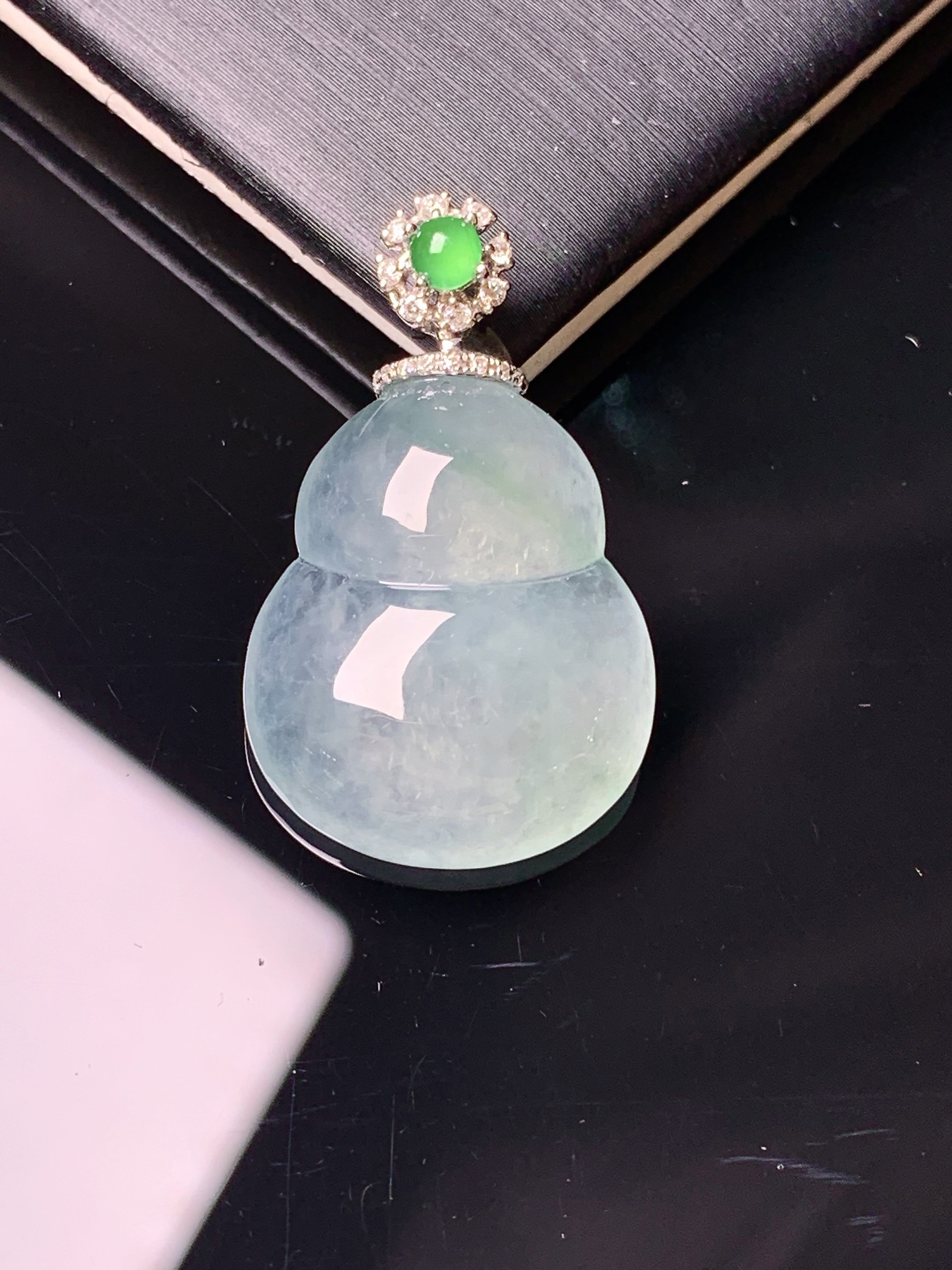18k金钻镶嵌冰种葫芦吊坠 玉质细腻 色泽艳丽清新 水润亮眼 整体尺寸29.2*17.8*5.6yz