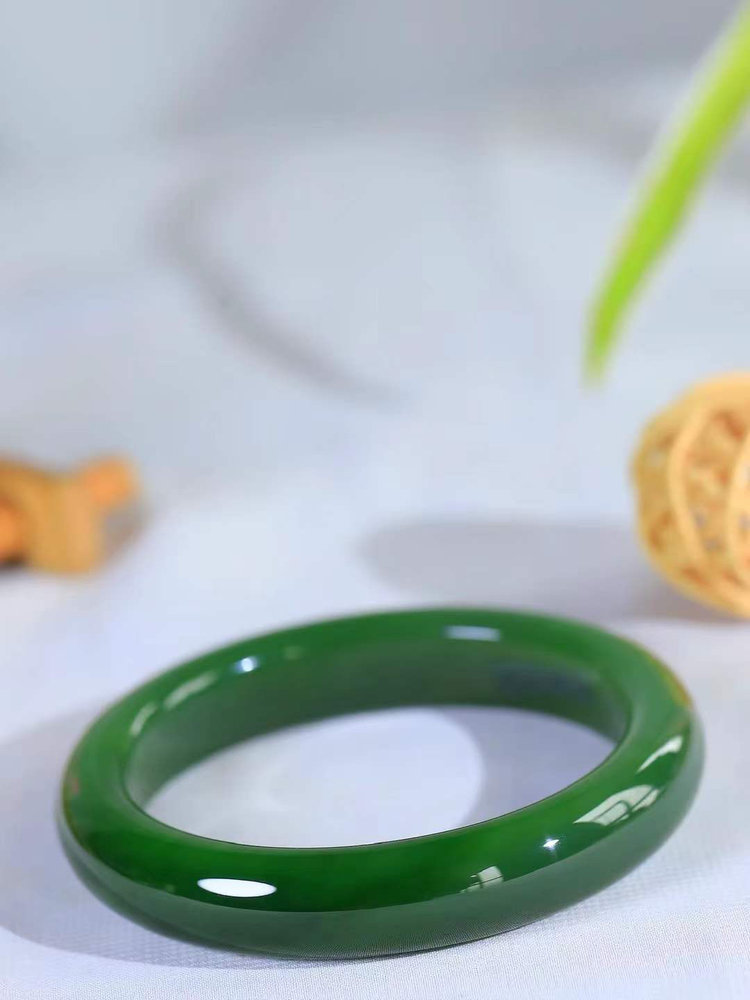 【碧色荡漾·手镯】

收藏级臻品和田玉碧玉手镯，玉质细腻温润，手感舒适，️线条流畅，简约大气，美自天成，佩戴于腕间，婉约之美，举手投足间透出那份低调奢华，醉人心扉。重64.5克  内径圈口59.5mm  尺寸13-9mm  FDA-66372433