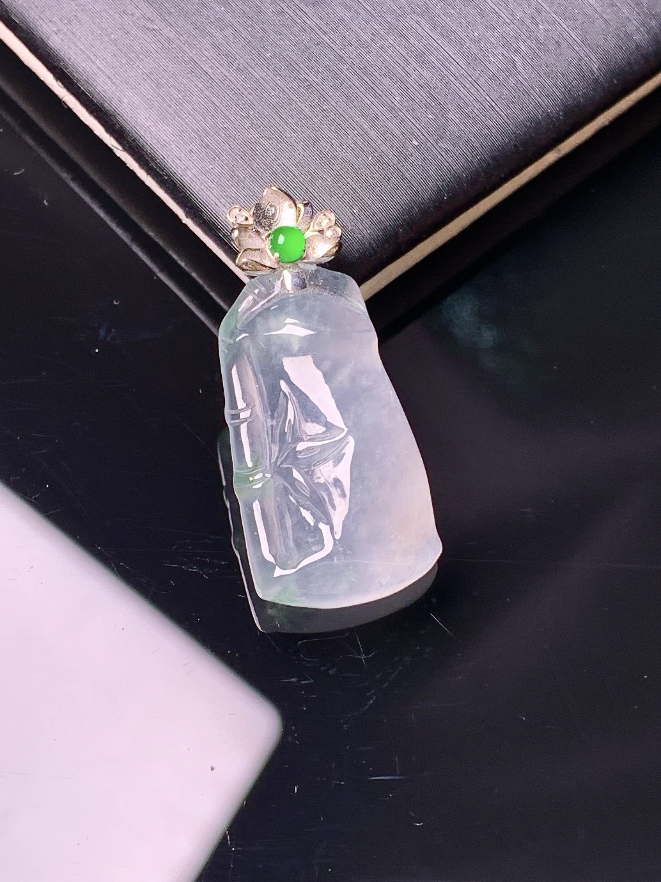 18k金镶嵌冰种竹节吊坠 玉质细腻 色泽艳丽清新 水润亮眼 整体尺寸26.6*12*5x5