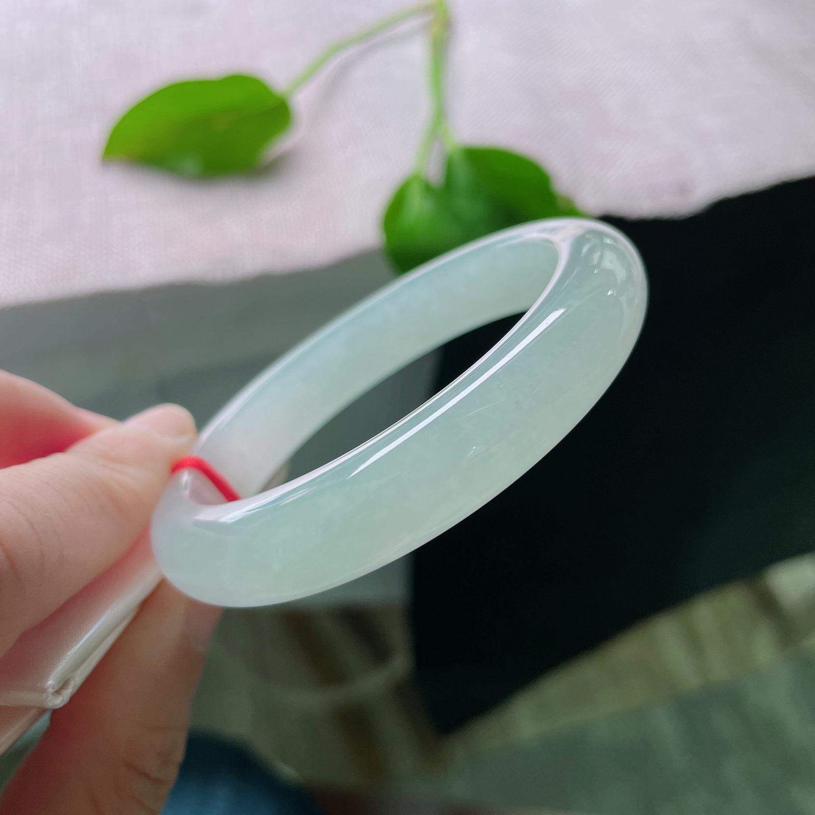 53.2/11.5/8.2，冰晴底正圈，是“清冷”与“治愈”的极致平衡。指甲纹不显，洒金，ss49522a