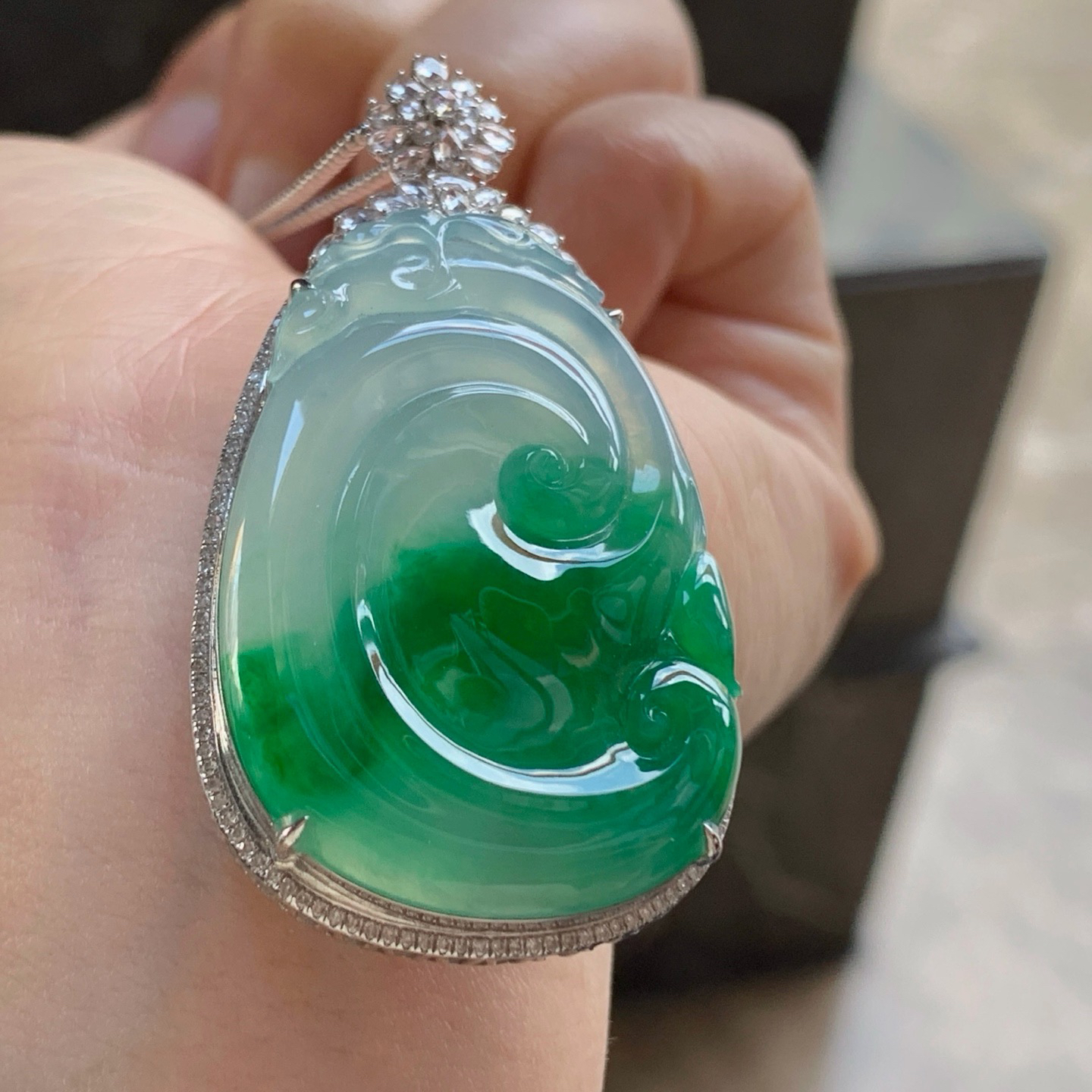 金钻镶嵌辣绿色如意^_^尺寸38.2-25.4-3 50.2-27.2-11.7mm