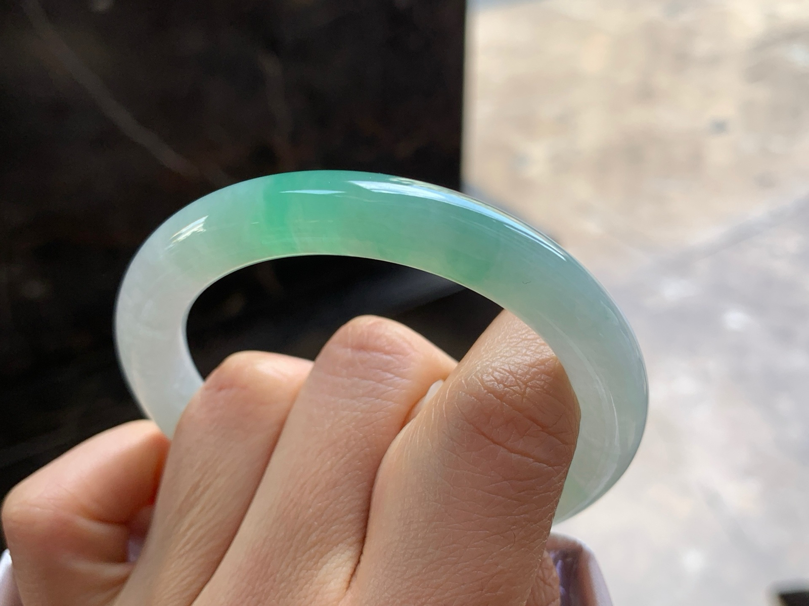 52-9

晴绿圆条手镯^_^色阳 水润