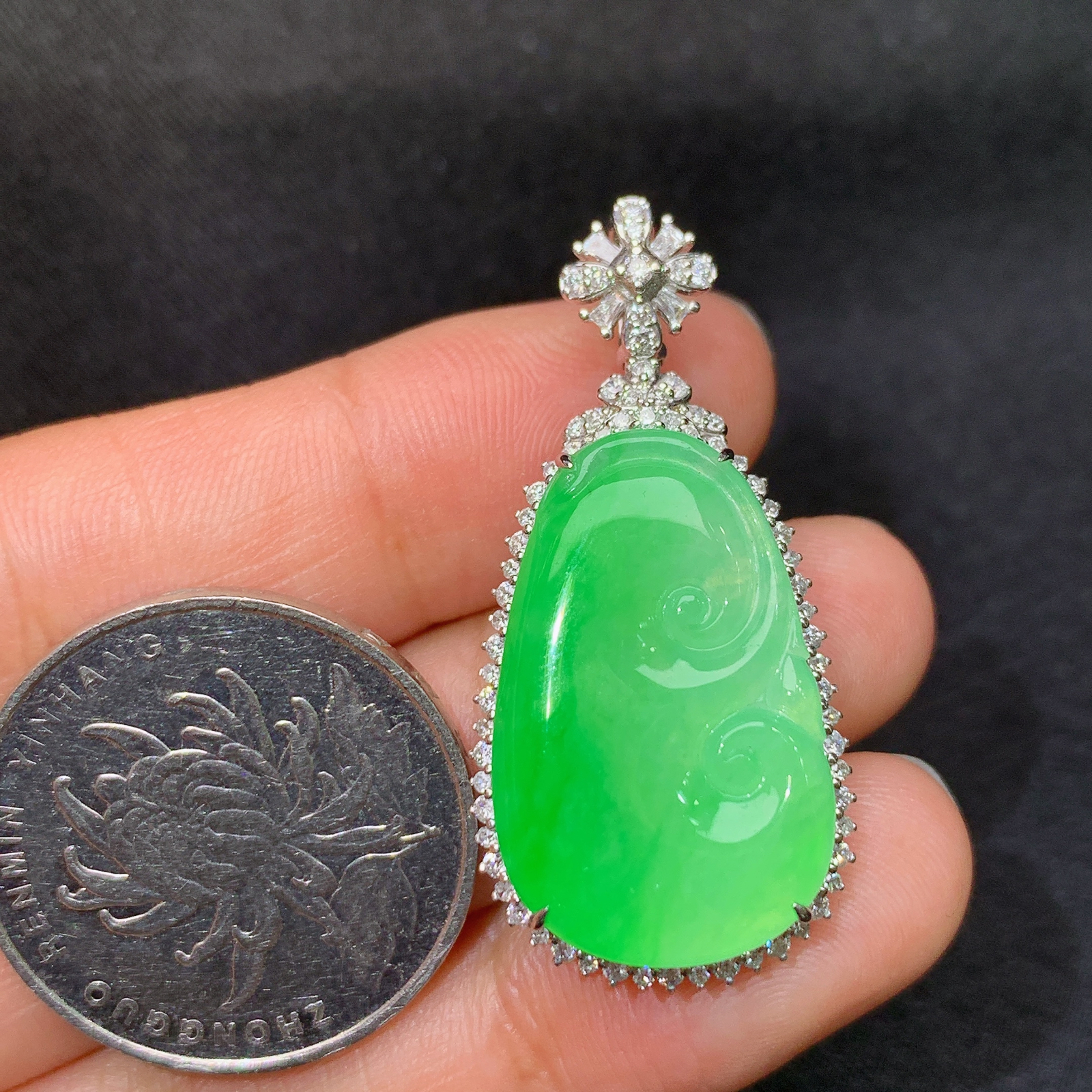 冰阳绿如意吊坠，18k金镶嵌，冰润色阳，玉质细腻，种水足，Yj002 尺寸37.5*18*8.2 y5