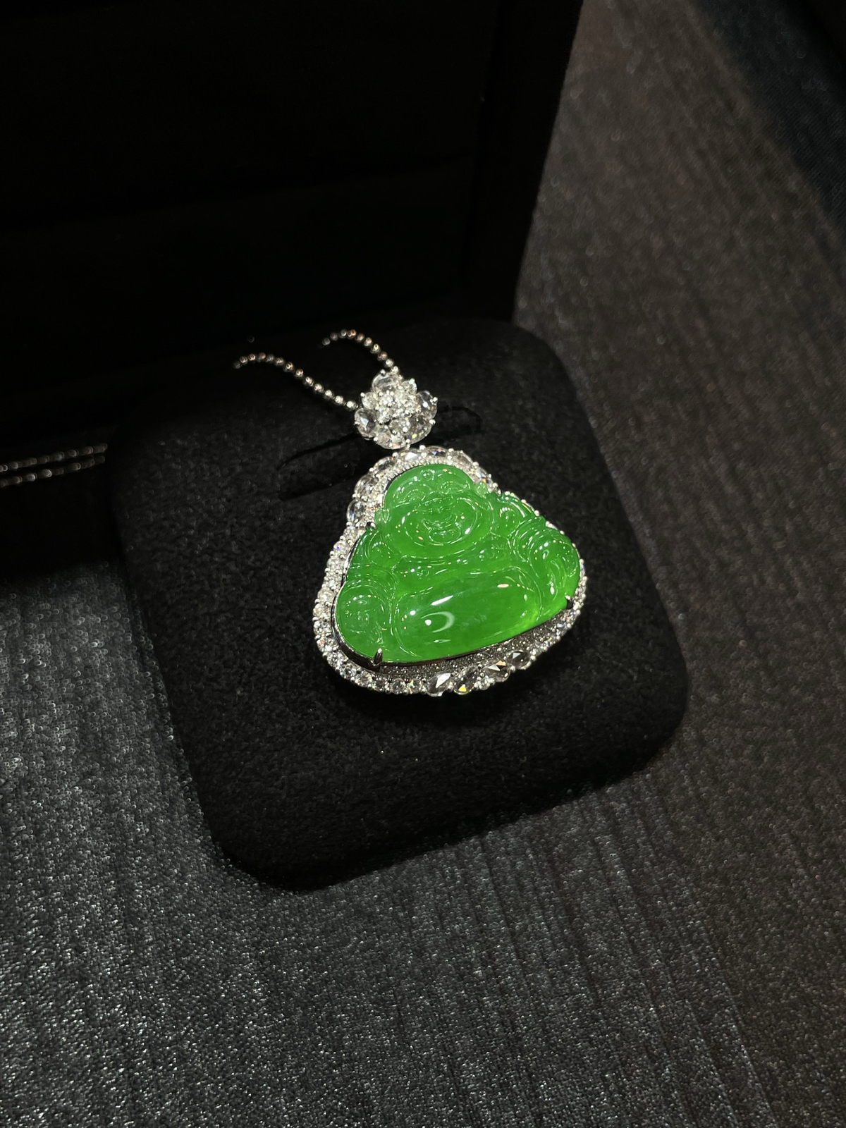 冰种 满色 阳绿 佛公吊坠

18k金配钻镶嵌