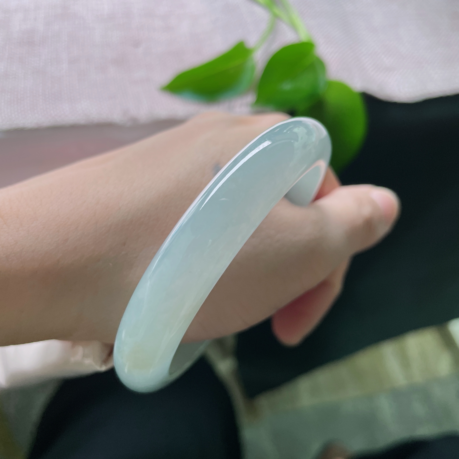 57.6/11.7/8，冰蓝正圈，将远山的雾、湖心的波，凝成一圈化不开的浓情，静水流深。飘乌鸡