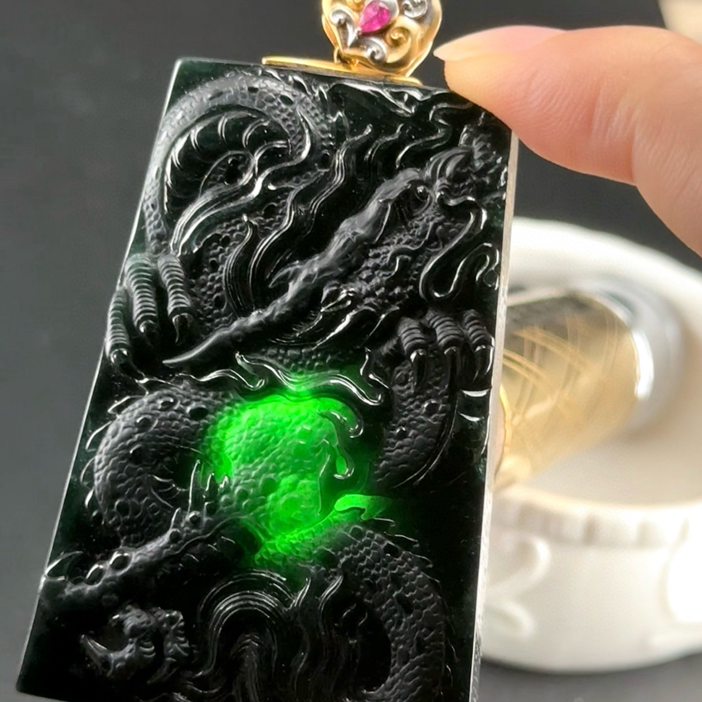 精品18k墨翠龙牌 种好色正 黑度极好 打灯通透 油性十足 尺寸61.1