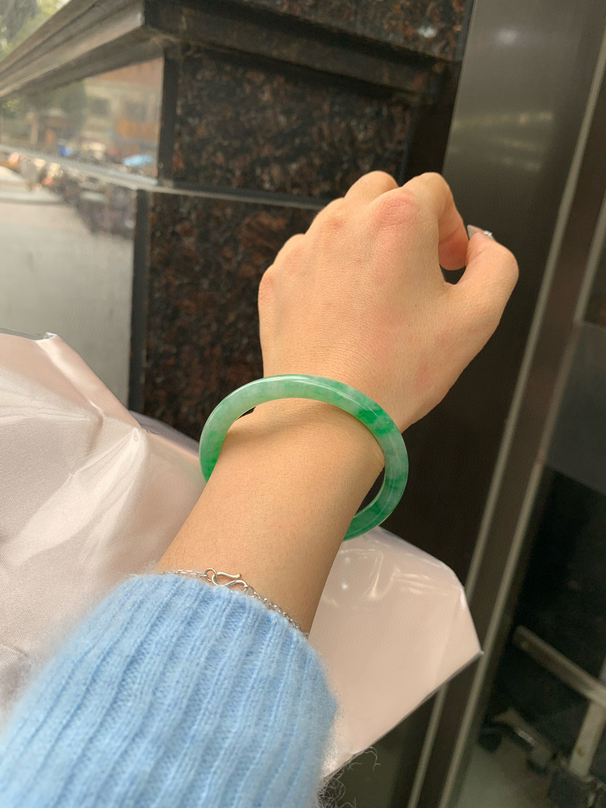 阳绿花美人条52.3-7.2-7.1底妆细腻，满圈阳绿飘花，鲜艳青翠，色泽均匀分布，举手投足之间散发出来的贵气感