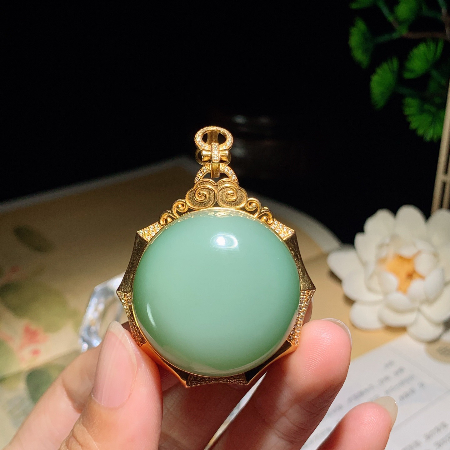 和田玉粉绿18k金俄罗斯碧玉圆牌挂件 尺寸32/15重29克，玉质细腻油润 底色纯净 脂粉好，品质好！lt260330