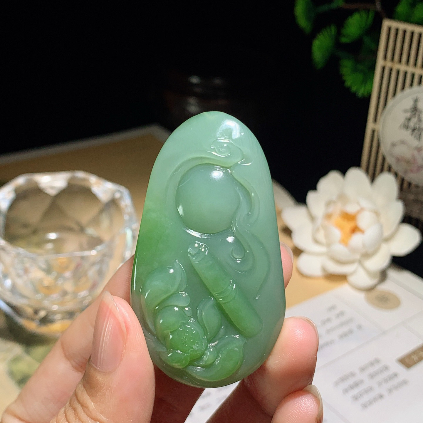 和田玉阳绿俄罗斯碧玉财神挂件 尺寸58/33/14重36.5克，玉质细腻油润 底色纯净 脂粉好，品质好！lt260330
