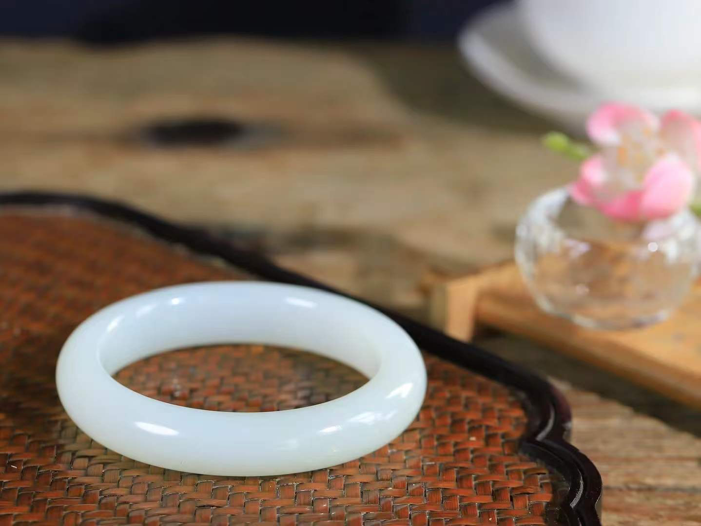 （柔情似水.手镯）

精品和田玉白玉手镯，玉质温润细腻，镯型饱满圆润，优雅知性，姽婳于幽静兮，又婆娑乎人间，经典款型，古朴典雅。极具灵性，腕间风情，风姿卓越。 重51.8克   尺寸53.5-12.2-9.3mm    FDL-36303126