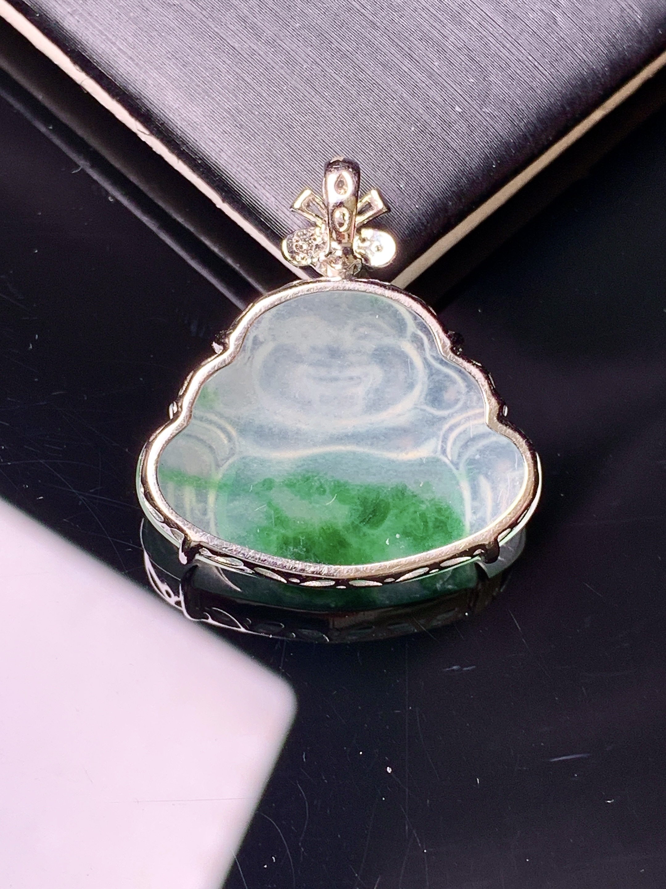 18k金钻镶嵌飘绿佛公吊坠 玉质细腻 色泽艳丽清新 水润亮眼 整体尺寸25.3*23.6*5.6yz