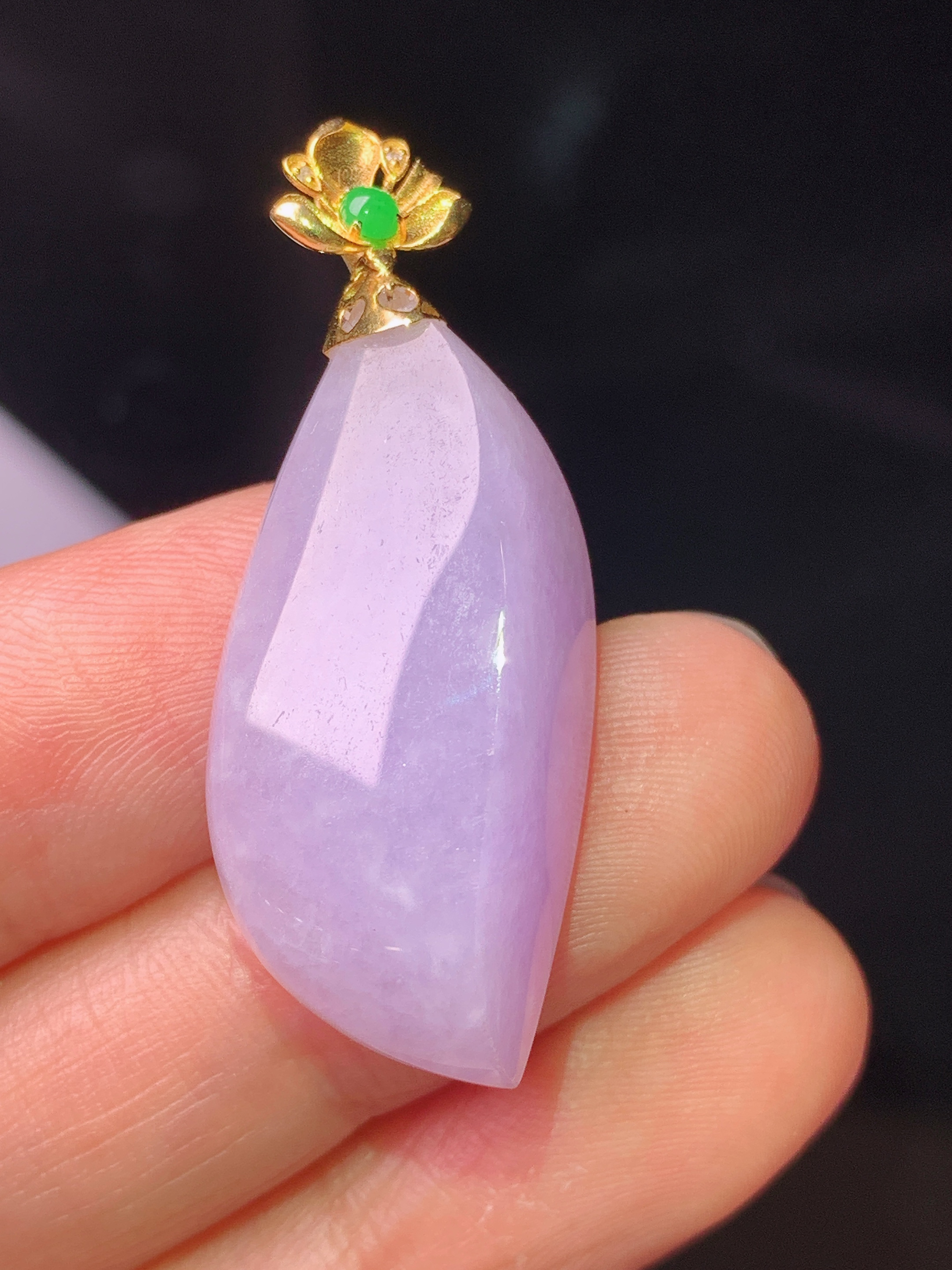 18k金镶嵌紫罗兰随形吊坠 玉质细腻 色泽艳丽清新 水润亮眼 整体尺寸37.5*14.8*9.5yz