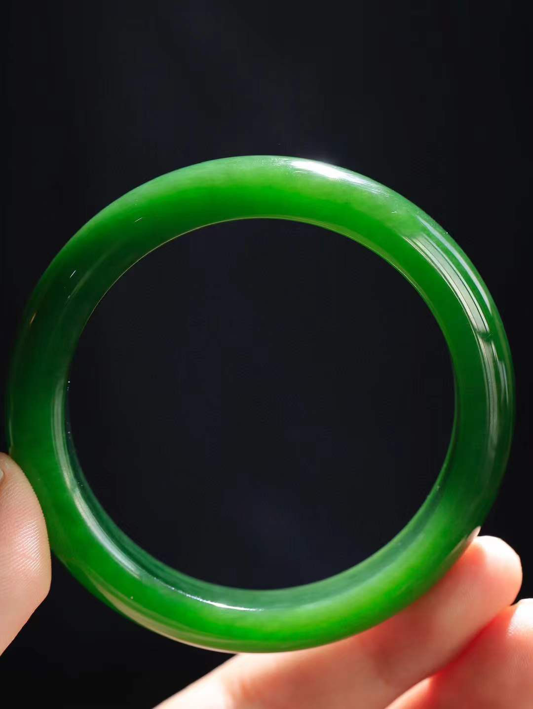 （碧色荡漾.手镯）

收藏级臻品和田玉碧玉手镯，灼灼其华想像靓妆淡伫 ，腕间绿意跳脱冰壶莹，坐间静对，姑射仙姿潇洒处，艳冶最奇料子油润滋腻镯型饱满，手感上佳。重59.3克   内径56.5mm尺寸13.5-8.5mm  24373113T