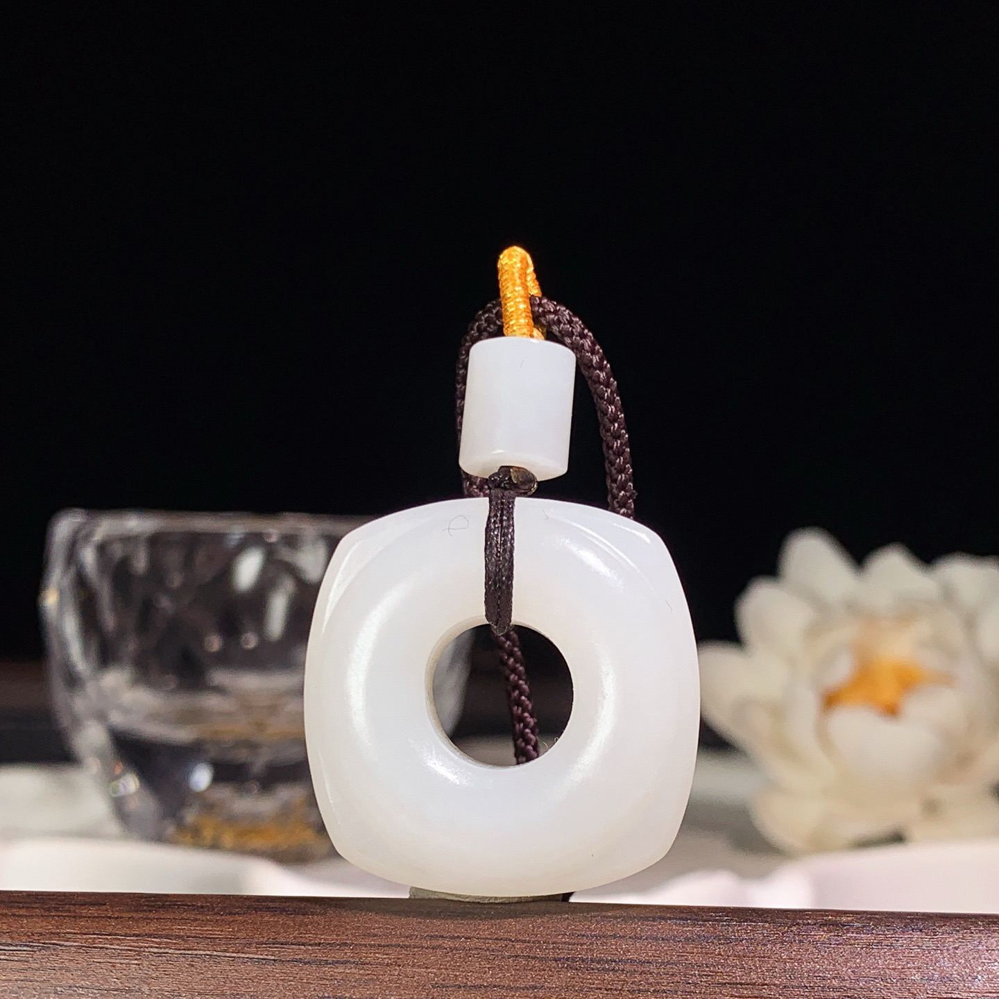 新疆和田玉羊脂白四方平安扣玉棕挂件 尺寸27/12重19克，玉质细腻油润 底色纯净 脂粉好，品质好！