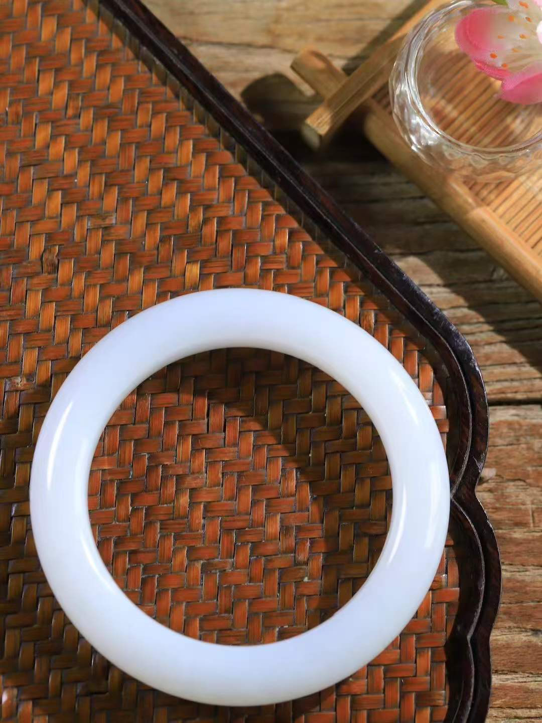 【柔情素语·手镯】

精品和田玉白玉手镯，玉质细腻温润，手感舒适，️线条流畅，简约大气，美自天成，佩戴于腕间，婉约之美，举手投足间透出那份低调奢华，醉人心扉。重91.5克 内径圈口60.5mm  尺寸14.5-11.2mm   FDA-55352403