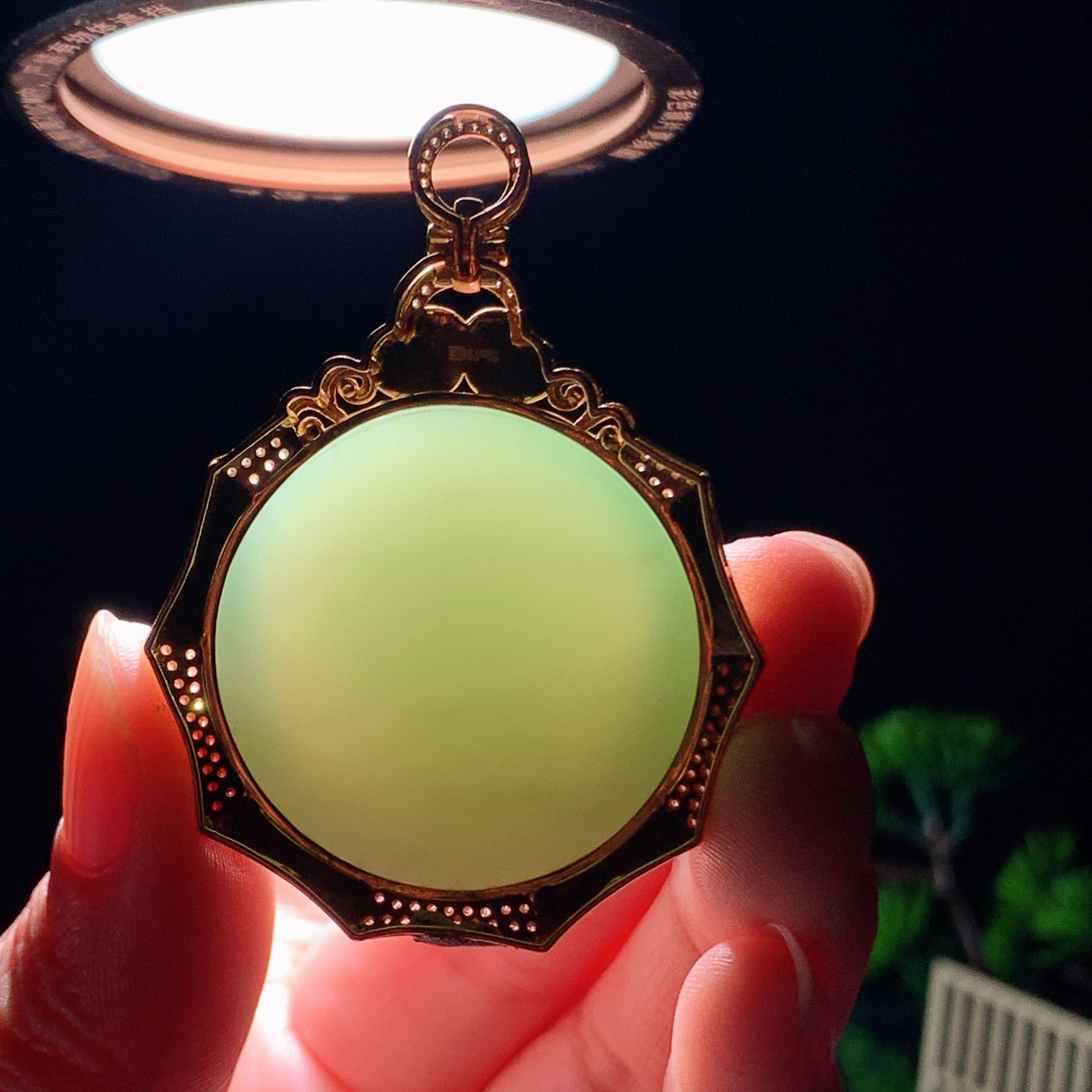 和田玉粉绿18k金俄罗斯碧玉圆牌挂件 尺寸32/15重29克，玉质细腻油润 底色纯净 脂粉好，品质好！lt260330