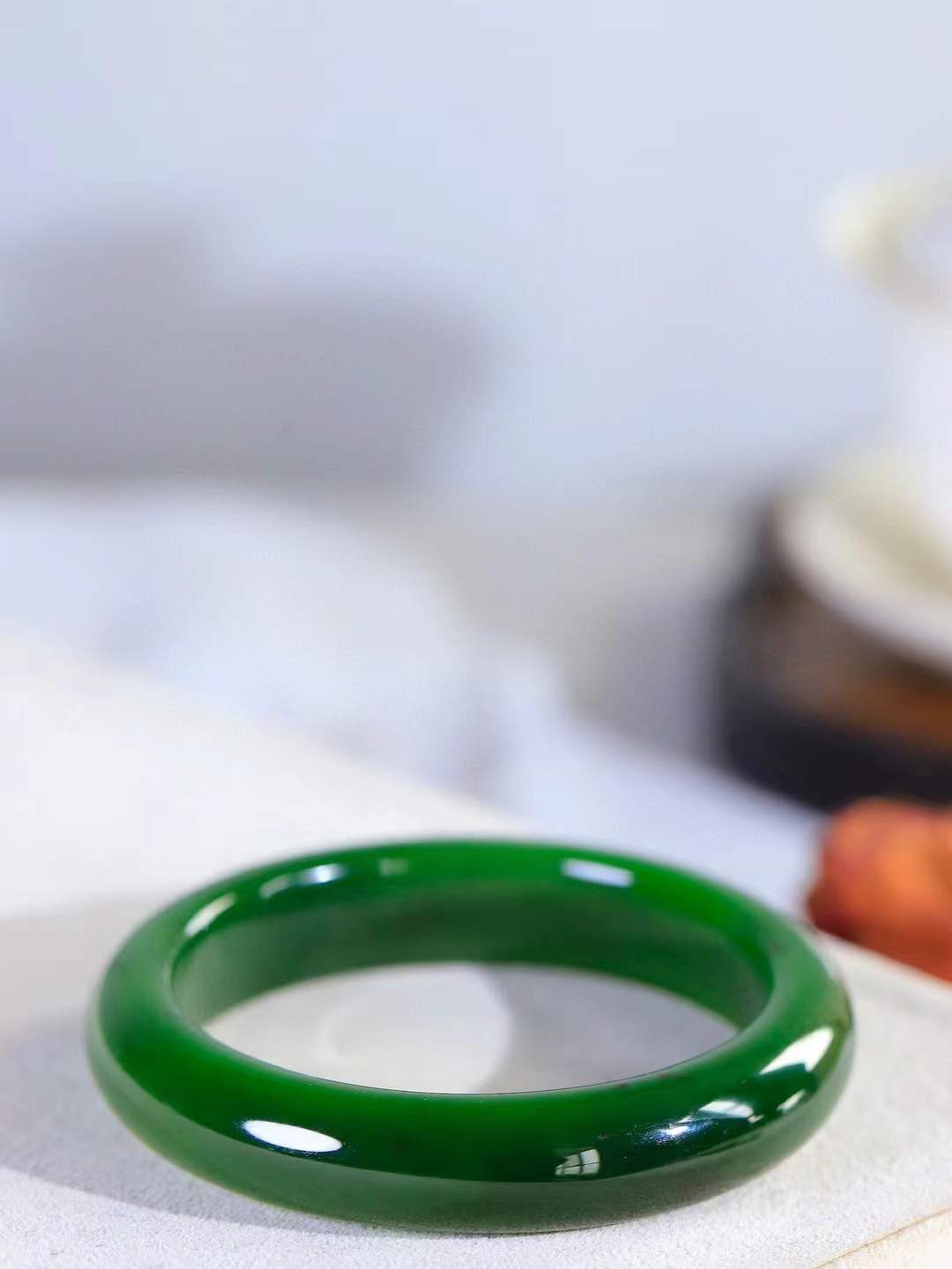 【温润如心.镯】

精品和田玉碧玉手镯，精选上等碧玉料，色泽清透，质地细腻。佩戴它，感受千年玉文化