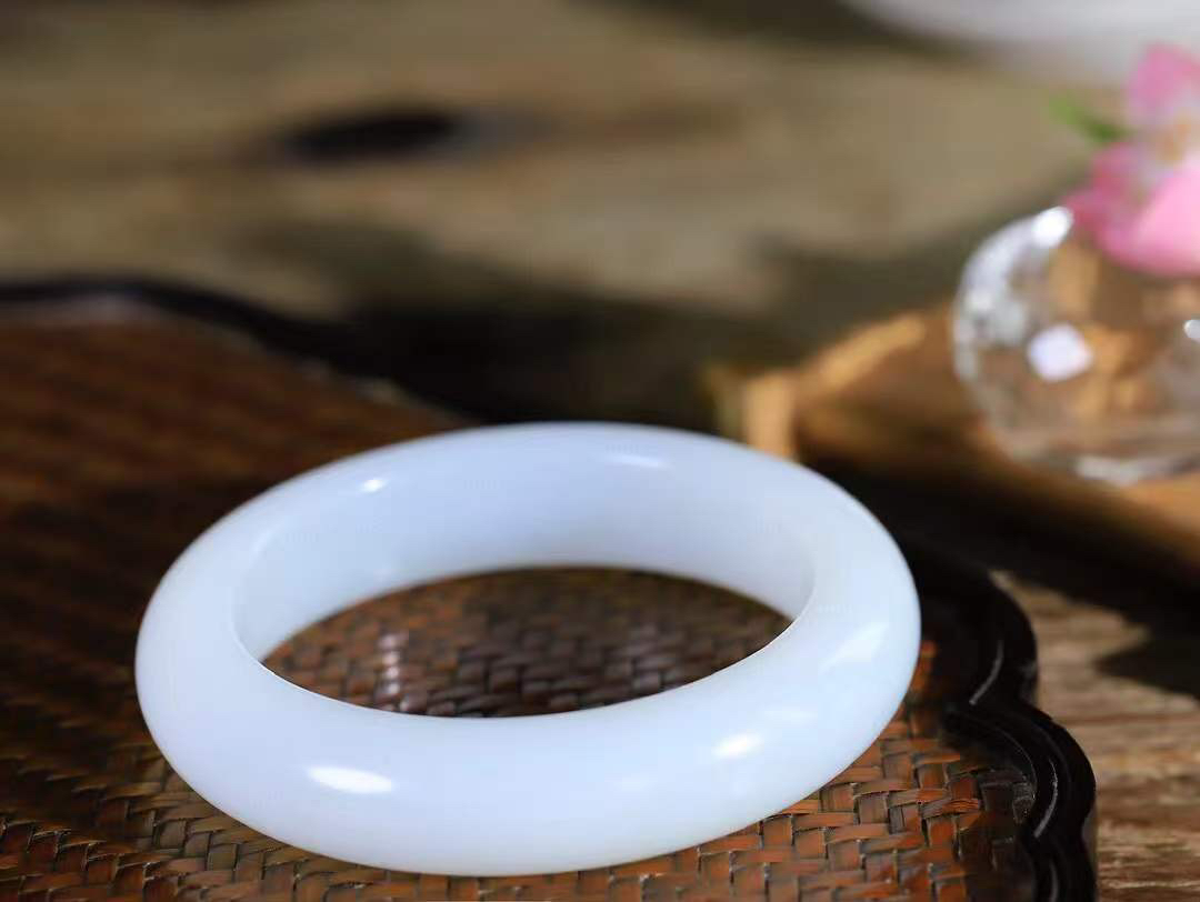 （一见倾心.手镯）

收藏级臻品️和田玉白玉手镯，玉质温润细腻 油性十足 手感舒适，高华雅逸，线条流畅，简约大气，美自天成，素雅高贵。佩戴于腕间，婉约之美，举手投足间透出那低调奢华。重84克  尺寸59-15.3-10.4mm16353130T