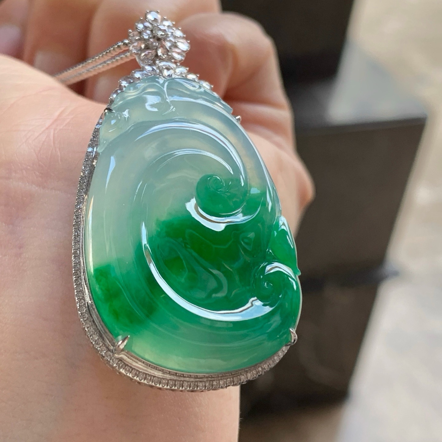 金钻镶嵌辣绿色如意^_^尺寸38.2-25.4-3 50.2-27.2-11.7mm