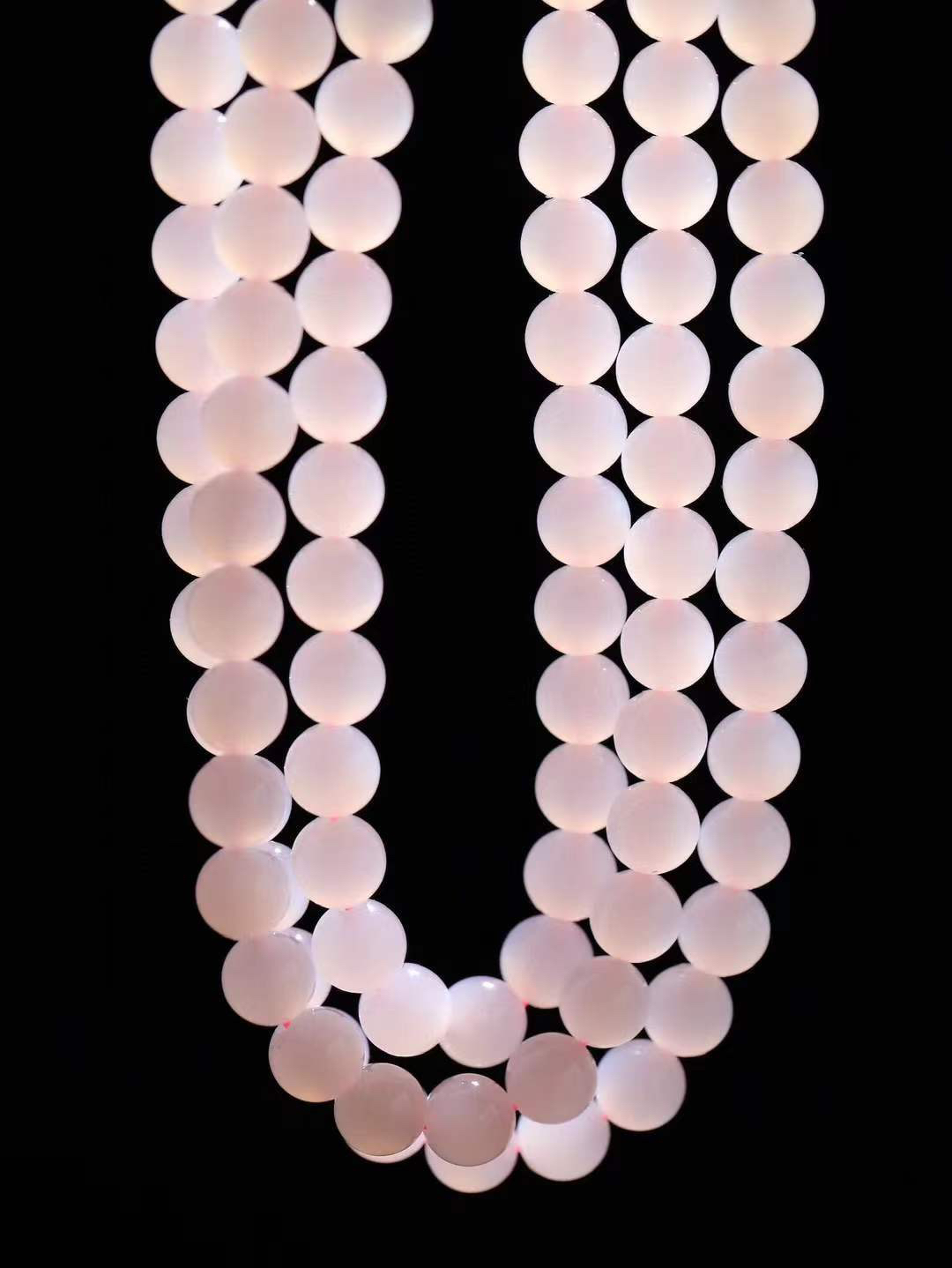 【珠圆玉润.项链】

精品和田玉藕粉珠圆玉润项链 玉质温润细腻  整串打磨圆润，佩戴舒适。珠珠落玉盘，间关莺语花底滑，一生美好时光，无论身在何处，都有它相伴相守。事事顺遂，幸福美满，吉祥如意。重80.2克 尺寸取一8mm  79353078T