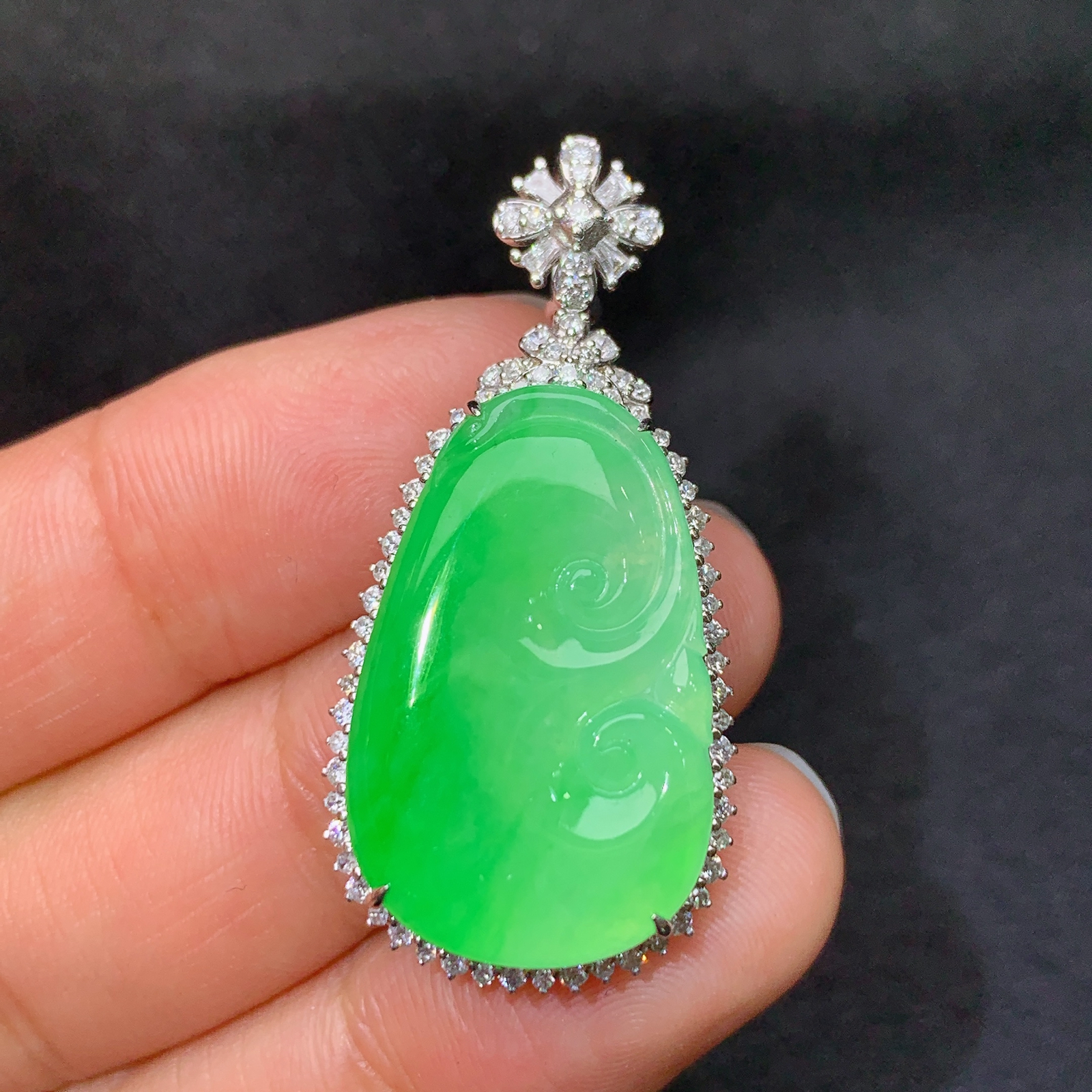 冰阳绿如意吊坠，18k金镶嵌，冰润色阳，玉质细腻，种水足，Yj002 尺寸37.5*18*8.2 y5