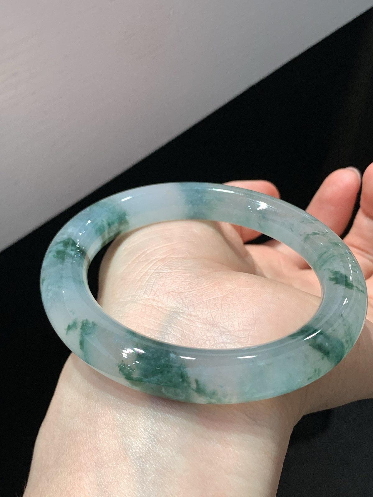 尺寸56.2/10.7，冰飘花圆条手镯
冰透水润细腻 种老