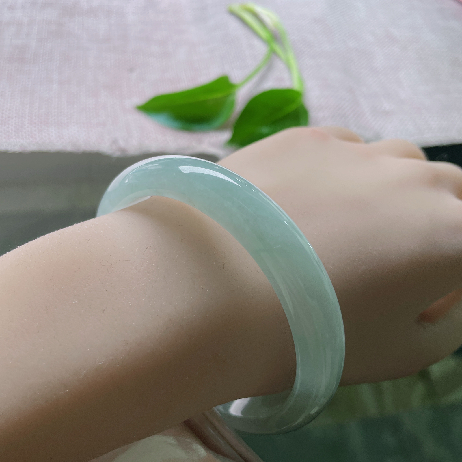 58.2/11.8/7.6，蓝底正圈，一汪晴水蓝，圈住腕间的整片天空与海。