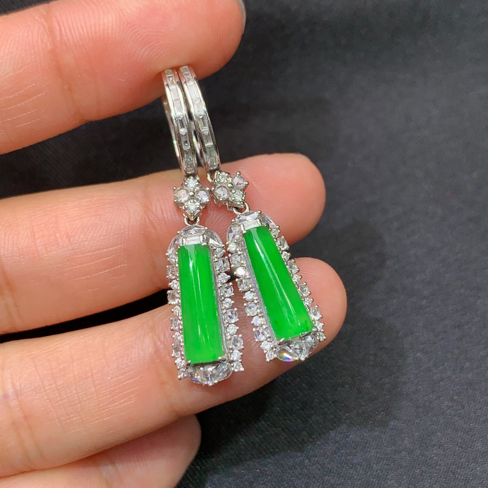 冰阳绿无事牌耳坠，18k金镶嵌，款式新颖，冰润色阳，种水足，Mi 尺寸13.3*4.1*2