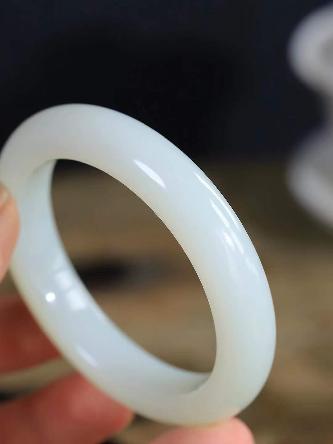 （柔情似水.手镯）

精品和田玉白玉手镯，玉质温润细腻，镯型饱满圆润，优雅知性，姽婳于幽静兮，又婆娑乎人间，经典款型，古朴典雅。极具灵性，腕间风情，风姿卓越。 重51.8克   尺寸53.5-12.2-9.3mm    FDL-36303126