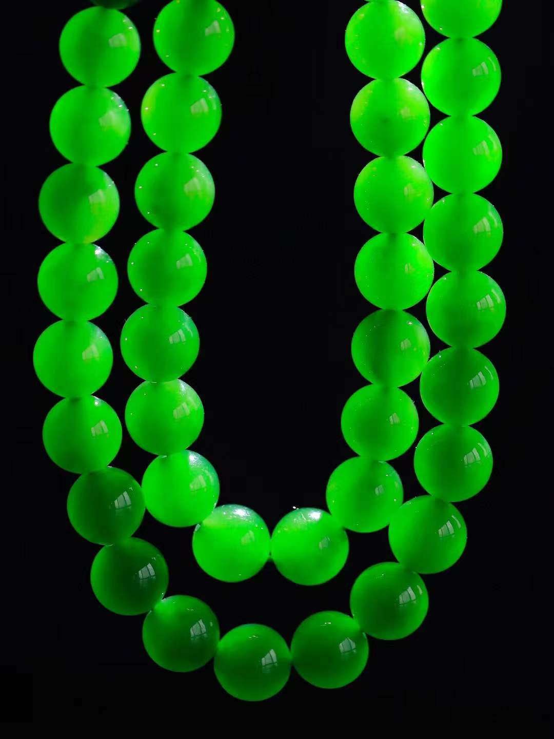 【珠圆玉润.项链】

精品和田玉碧玉珠圆玉润项链。这串碧玉项链垂落颈间，如把一汪春山绿意轻挽在身。玉色温润，每一颗圆珠都裹着圆满如意的期许，仿金扣轻缀，不事张扬却自有风骨。日常佩戴，是与草木同息的诗意，也是藏在细节里的安然与欢喜。重70.6克  尺寸取一9.8mm  21343066T