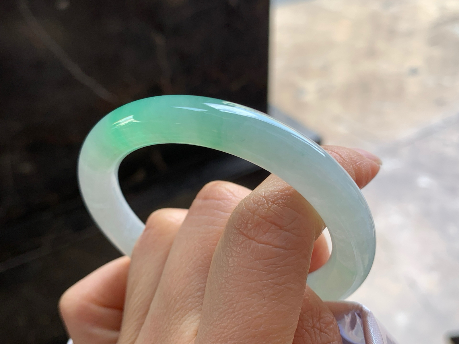 52-9

晴绿圆条手镯^_^色阳 水润