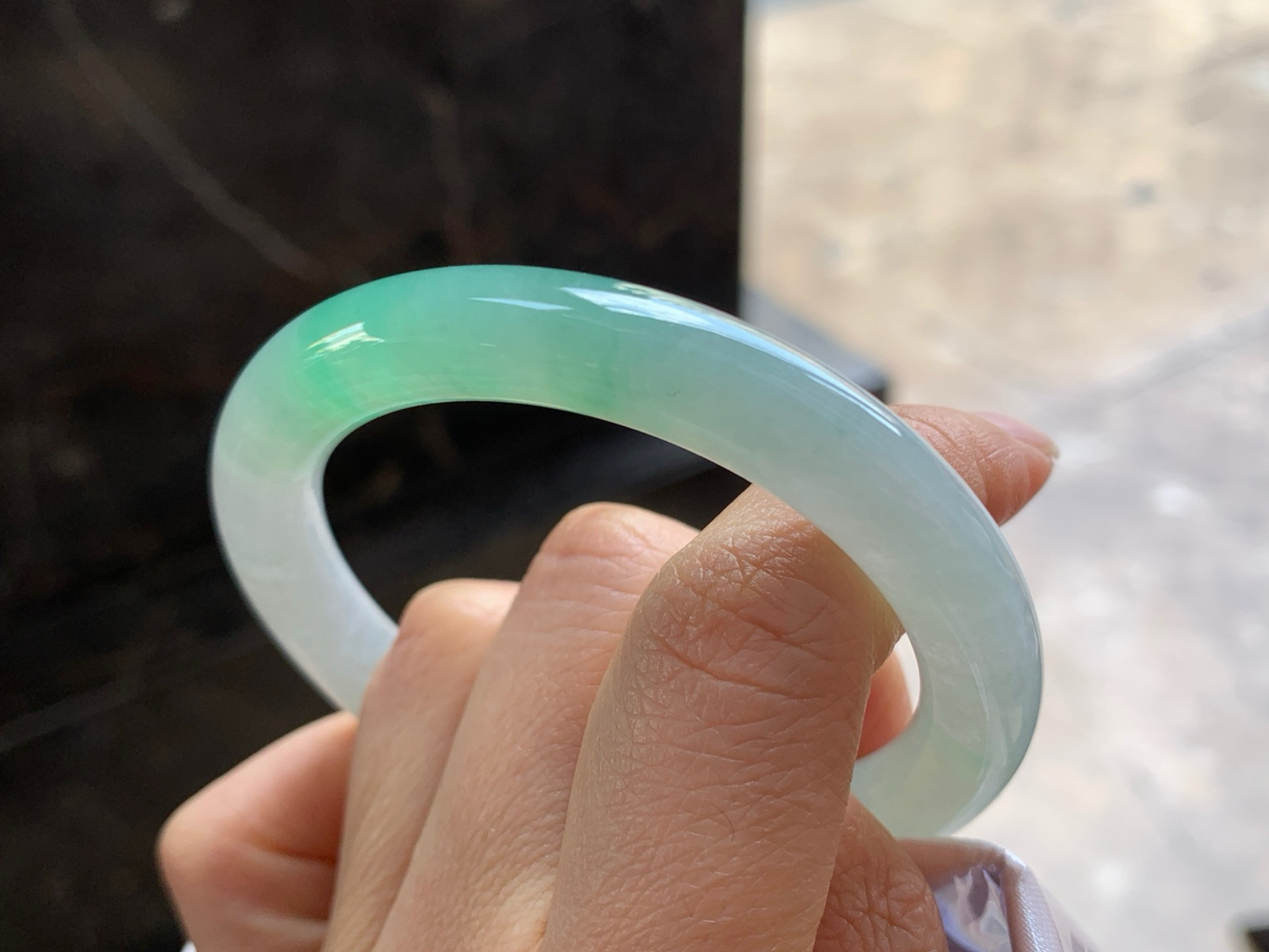 52-9

晴绿圆条手镯^_^色阳 水润